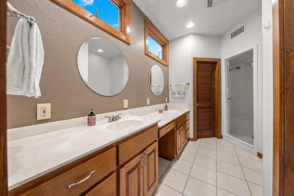 Kerrville, Texas, 78028, United States, 3 Bedrooms Bedrooms, ,5 BathroomsBathrooms,Residential,For Sale,1930958