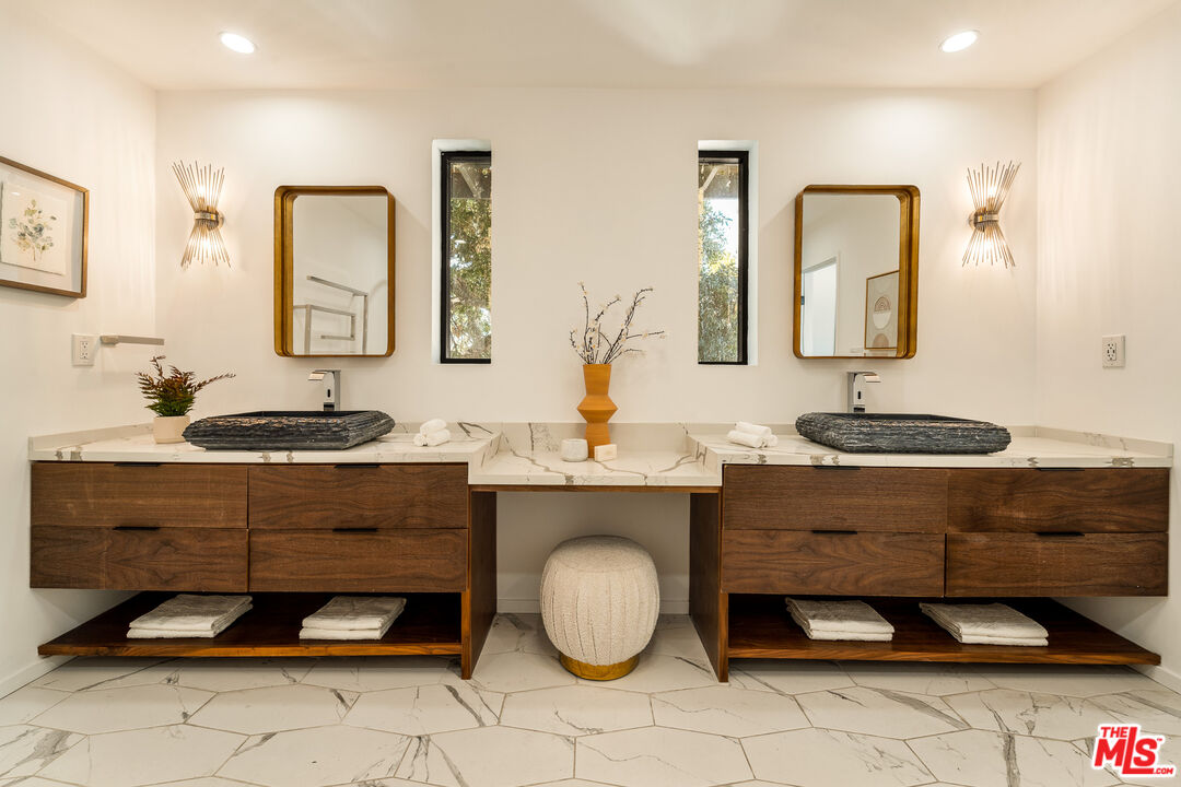 Studio City, California, 91604, United States, 5 Bedrooms Bedrooms, ,5 BathroomsBathrooms,Residential,For Sale,1827370