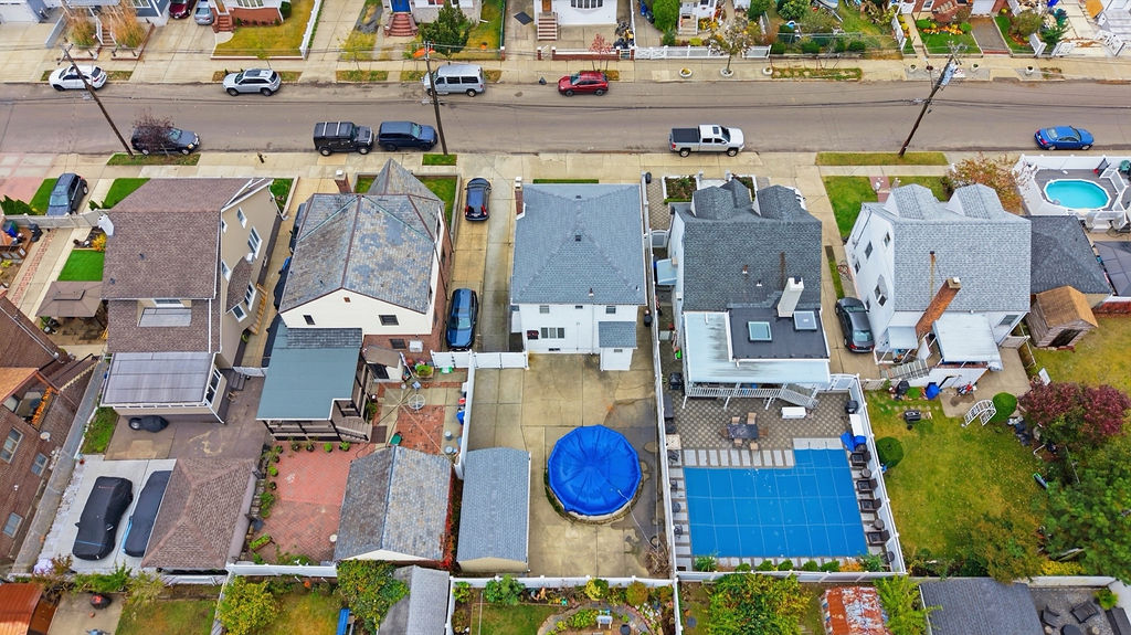 Howard Beach, New York, 11414, United States, 4 Bedrooms Bedrooms, ,1 BathroomBathrooms,Residential,For Sale,1986099