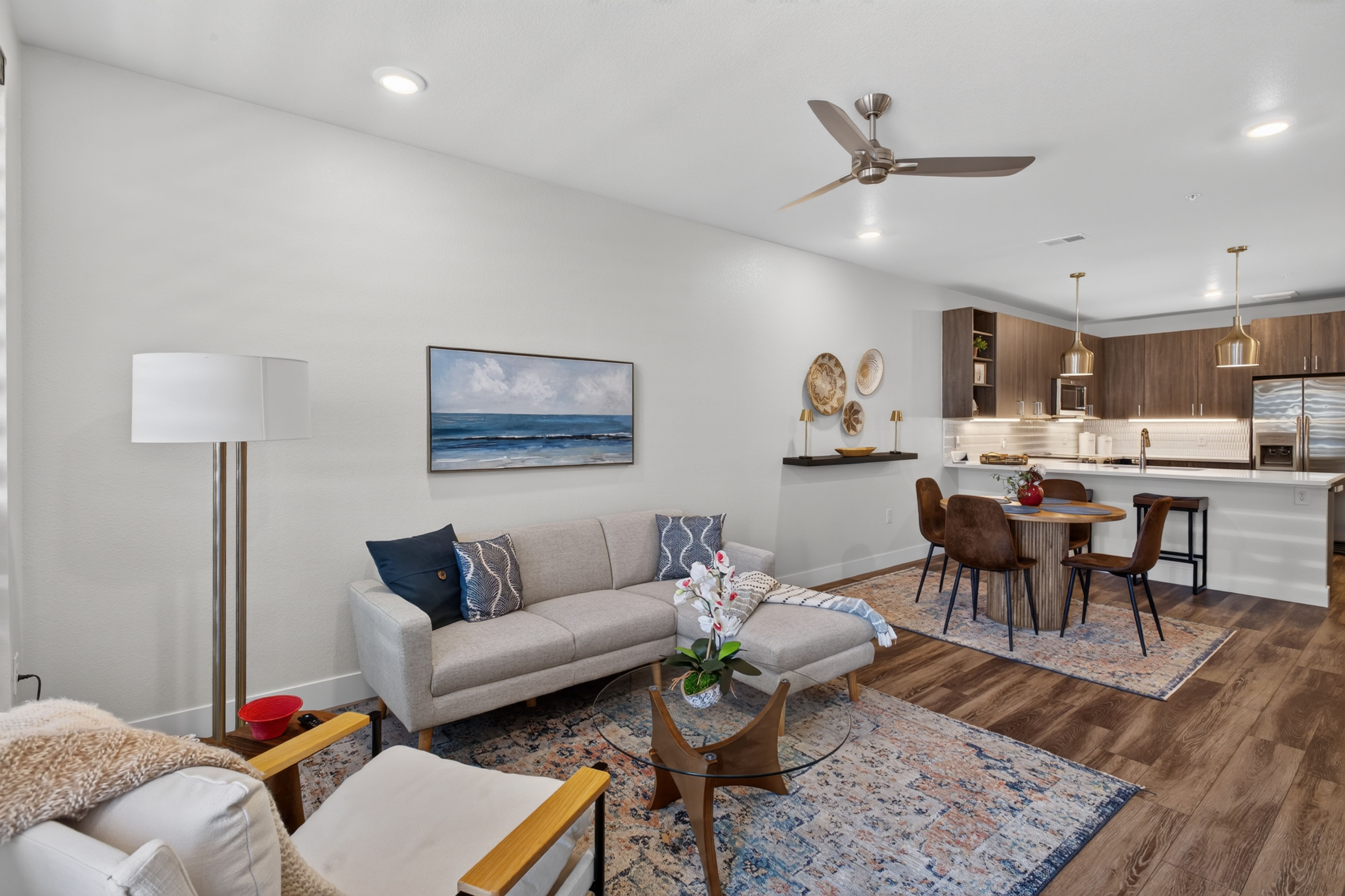 Beautiful unit with a private deck, overlooking Festival Park. - 物件實景