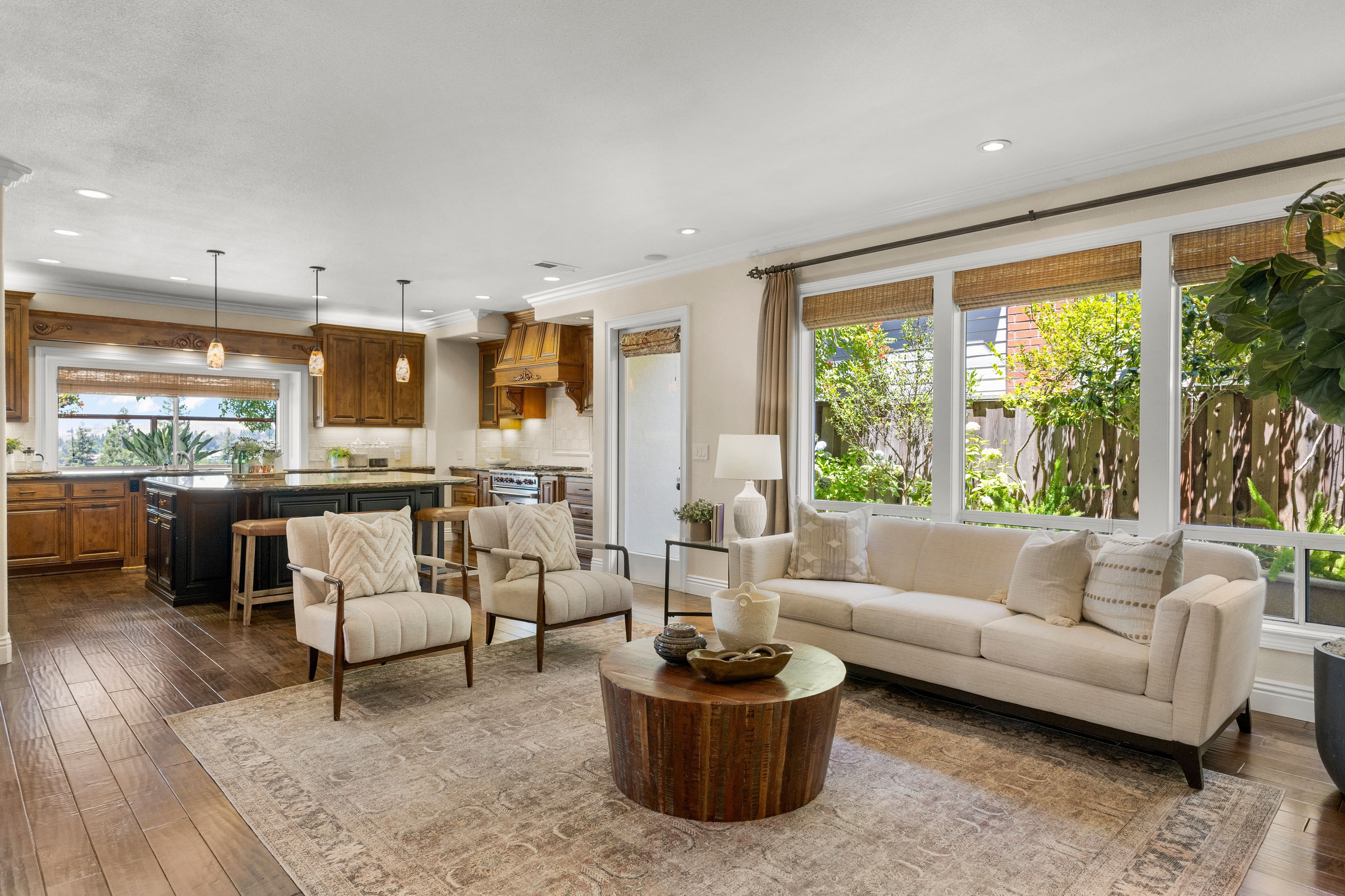  Award-Winning Curb Appeal with Spectacular Sunset Views - 物件實景