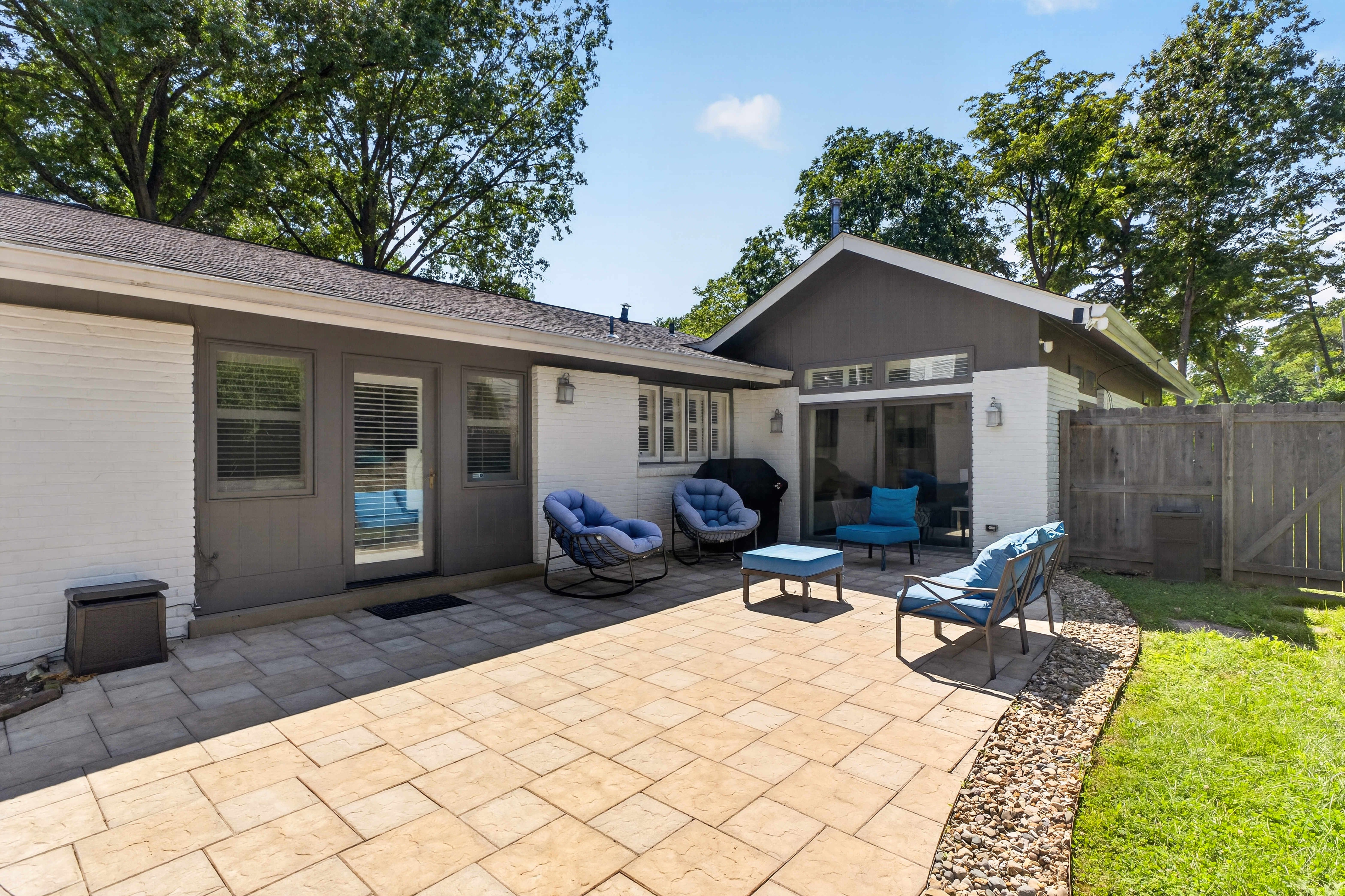  Welcome to this beautifully updated mid-century ranch. - 物件實景