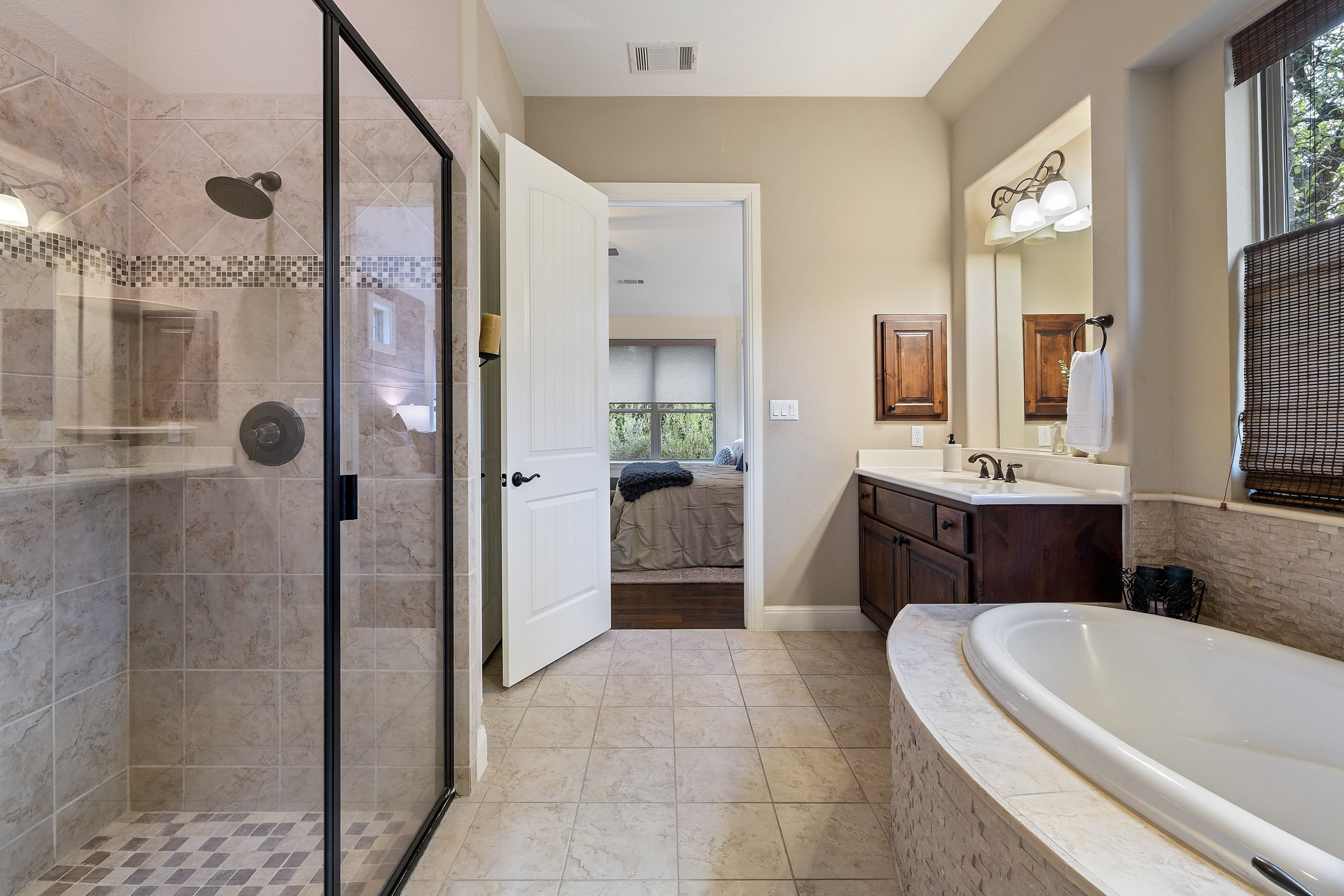  Refined Rocky Creek Living with Private Backyard Oasis - 物件實景