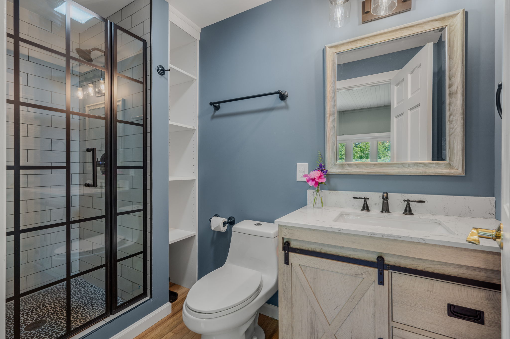  Find privacy and charm in this beautifully updated Waterford home. - 物件實景
