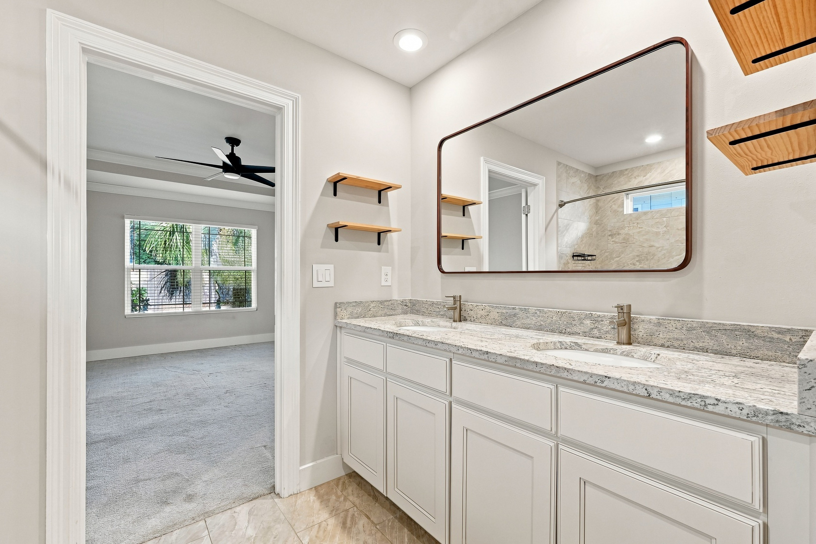  Newer Construction With Rear Yard Near Navarre Beach - 物件實景