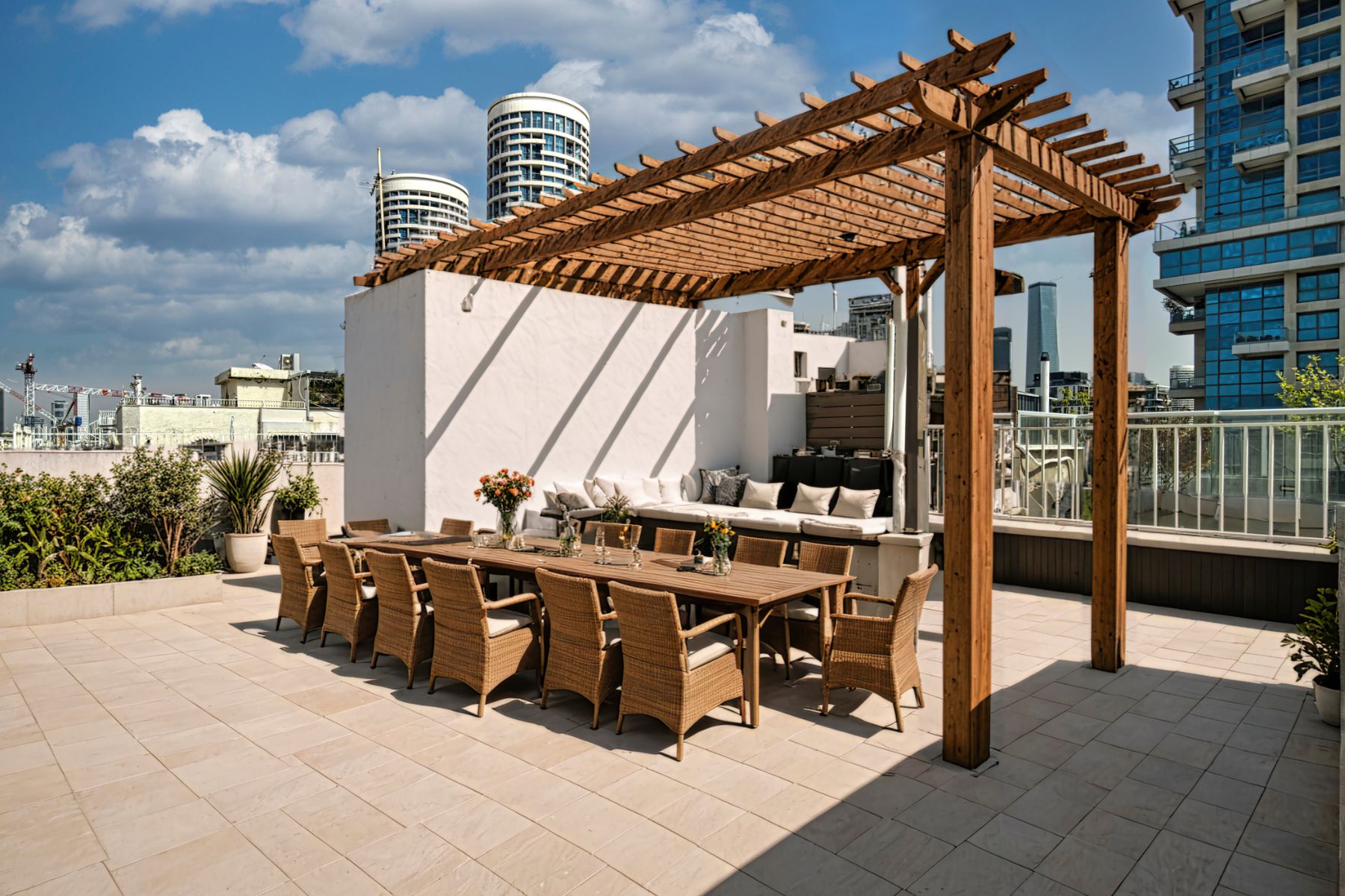 Exceptional Penthouse with Expansive Private Rooftop  Old North - 物件實景