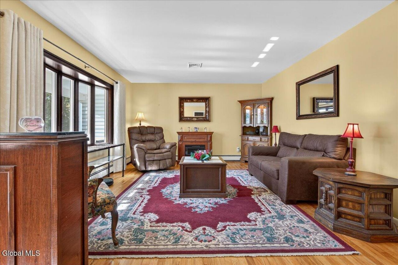 Clifton Park, New York, 12065, United States, 4 Bedrooms Bedrooms, ,3 BathroomsBathrooms,Residential,For Sale,1968691