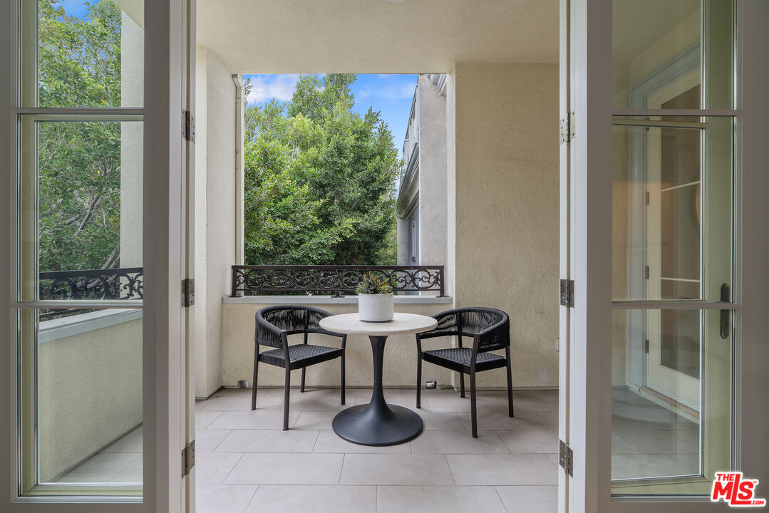 Los Angeles, California, 90067, United States, 2 Bedrooms Bedrooms, ,3 BathroomsBathrooms,Residential,For Sale,1901982