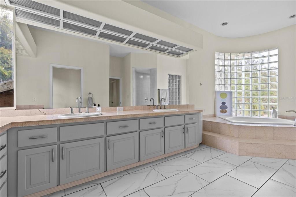 Tarpon Springs, Florida, 34689, United States, 5 Bedrooms Bedrooms, ,4 BathroomsBathrooms,Residential,For Sale,1901720