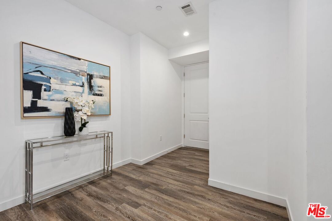 Los Angeles, California, 90025, United States, 9 Bedrooms Bedrooms, ,Residential,For Sale,1940770