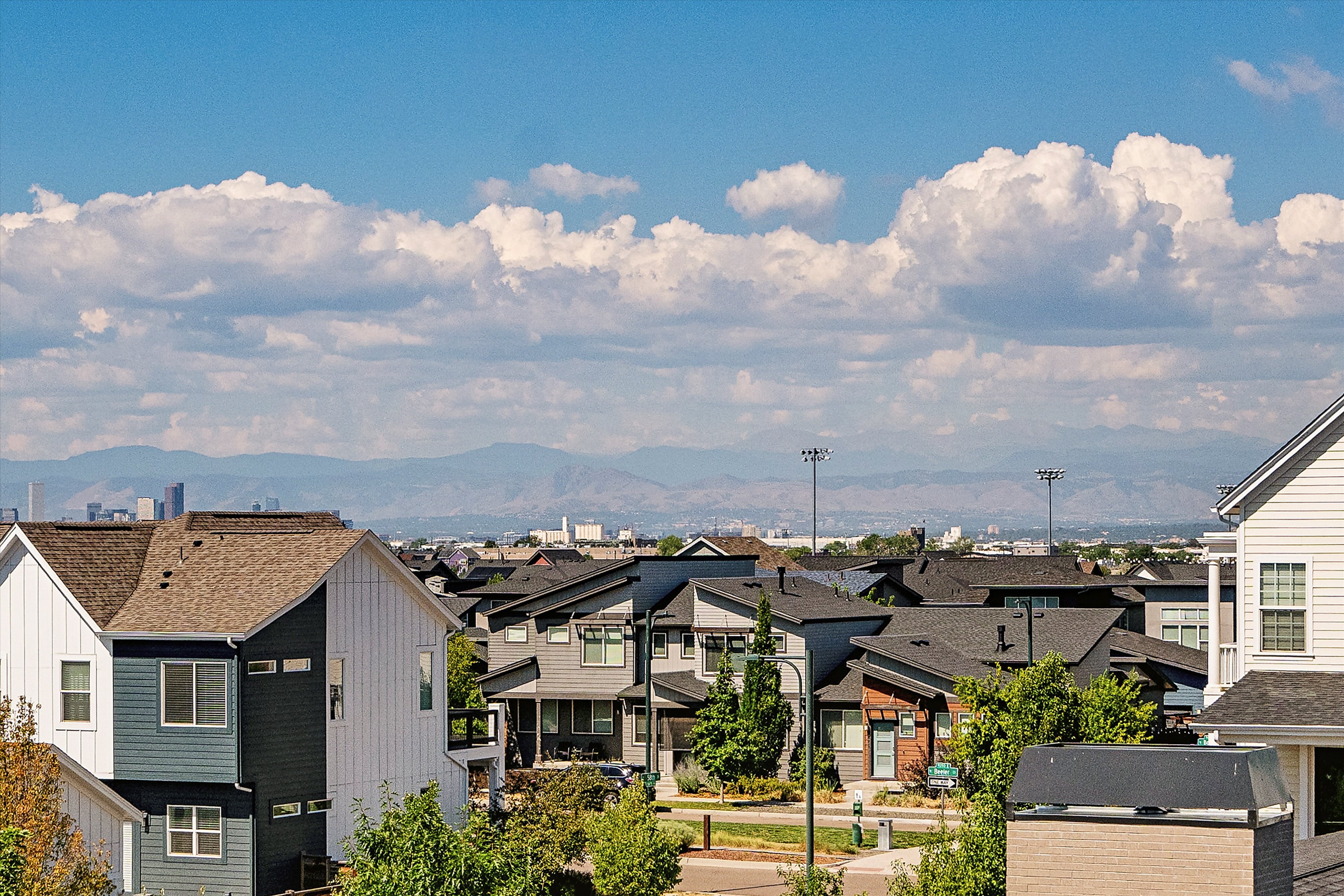  Thoughtfully designed and exceptionally maintained, this light-filled home offer - 物件實景