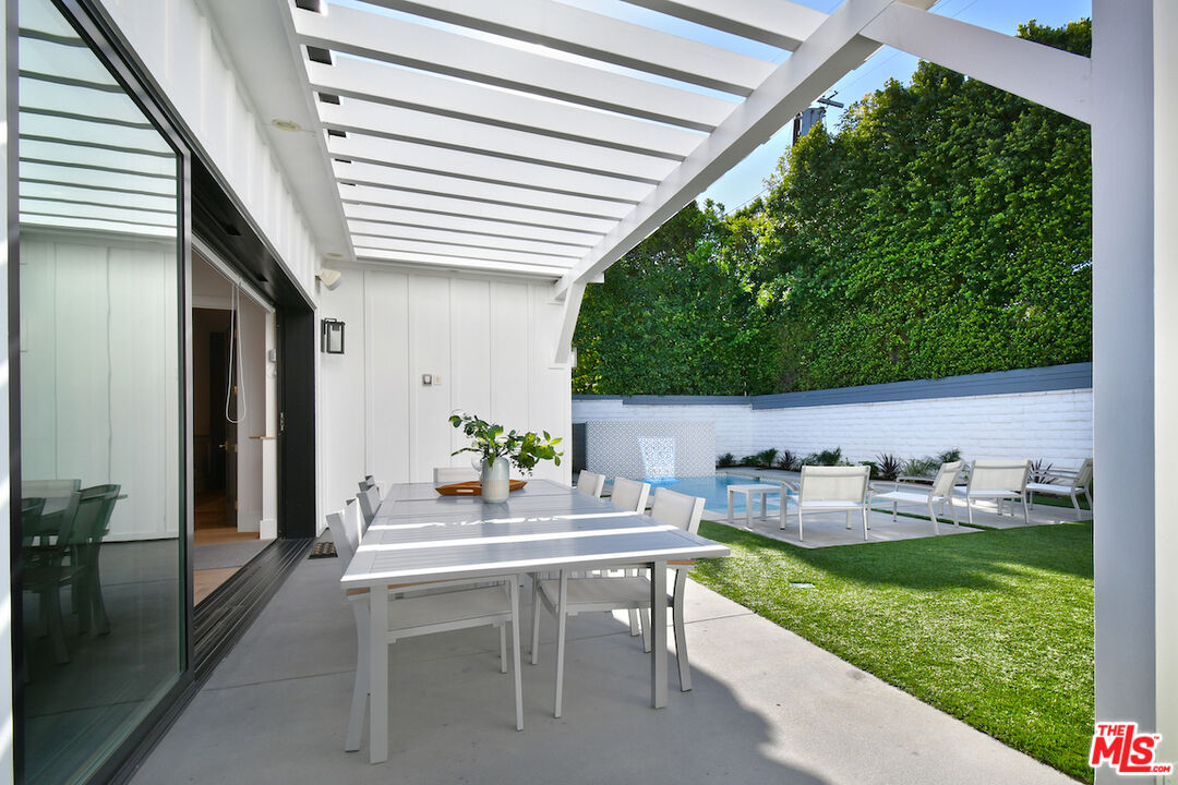 Encino, California, 91316, United States, 4 Bedrooms Bedrooms, ,5 BathroomsBathrooms,Residential,For Sale,2002982