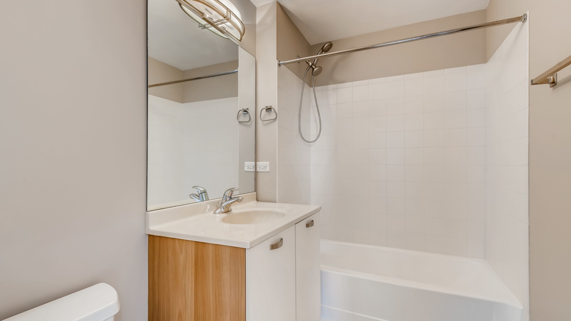 Chicago, Illinois, 60654, United States, 3 Bedrooms Bedrooms, ,4 BathroomsBathrooms,Residential,For Sale,1991279