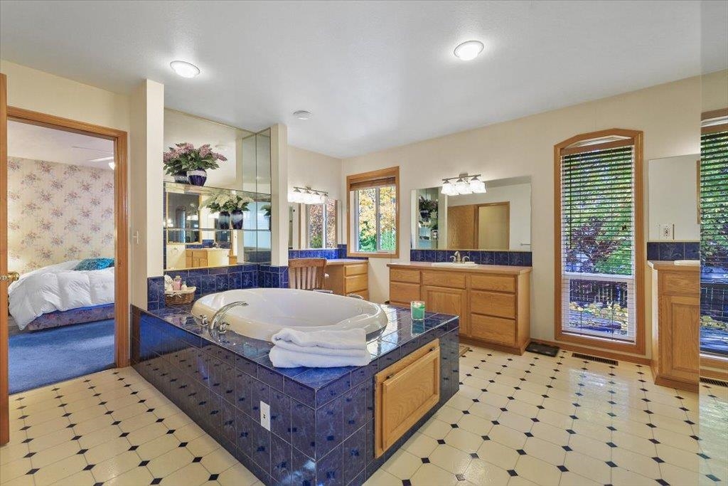 Spokane, Washington, 99223, United States, 5 Bedrooms Bedrooms, ,4 BathroomsBathrooms,Residential,For Sale,1988126