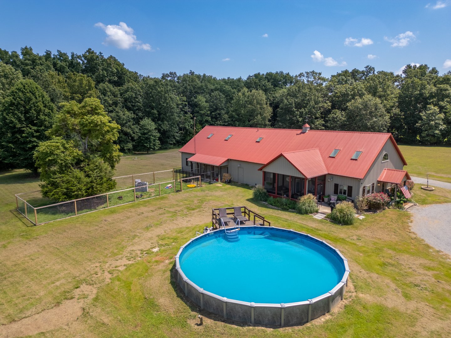 W Frankfort, Illinois, 62896, United States, 5 Bedrooms Bedrooms, ,4 BathroomsBathrooms,Residential,For Sale,1929151