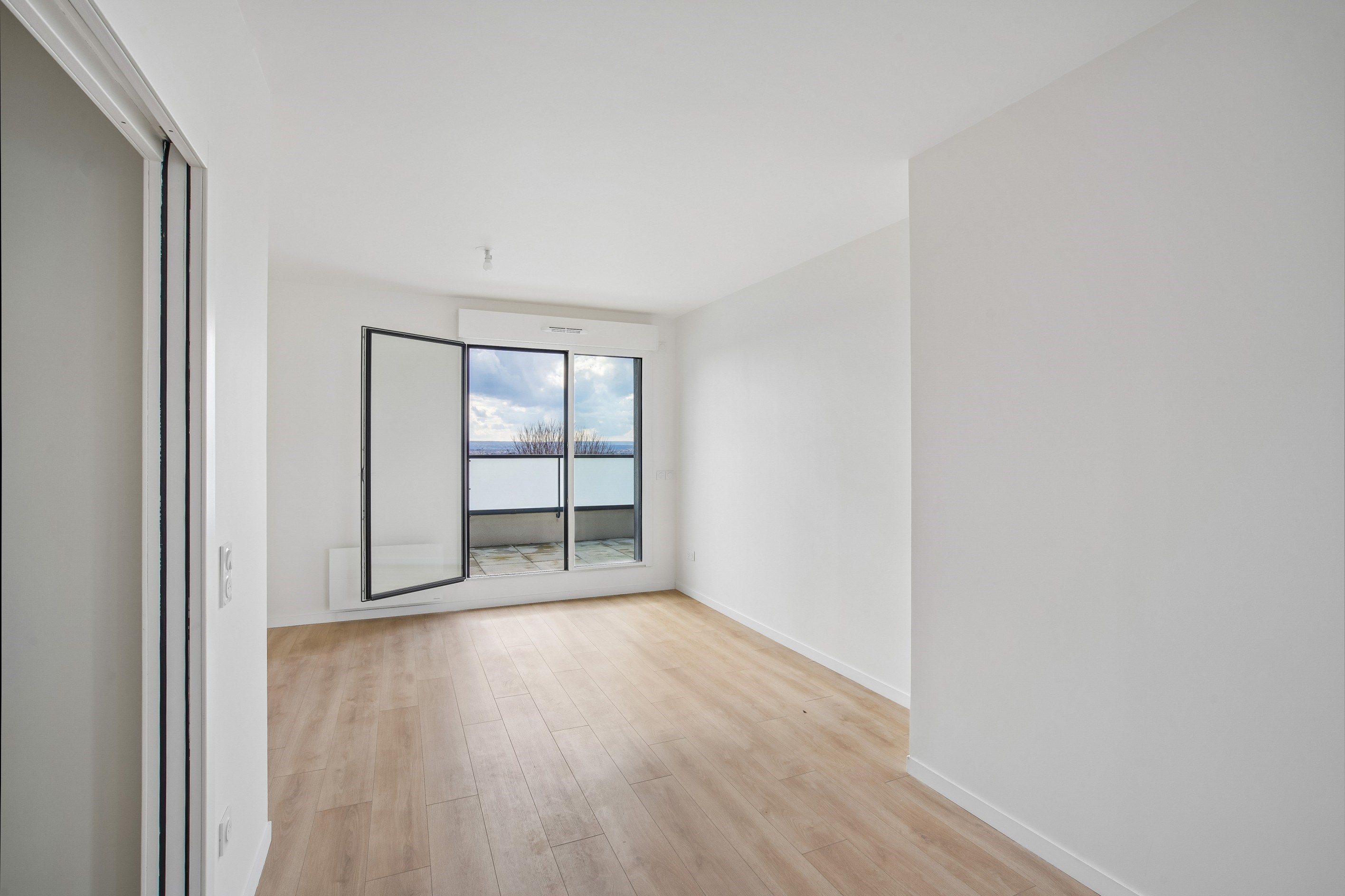 Bright Apartment with Open Views and Spacious Terrace - 物件實景