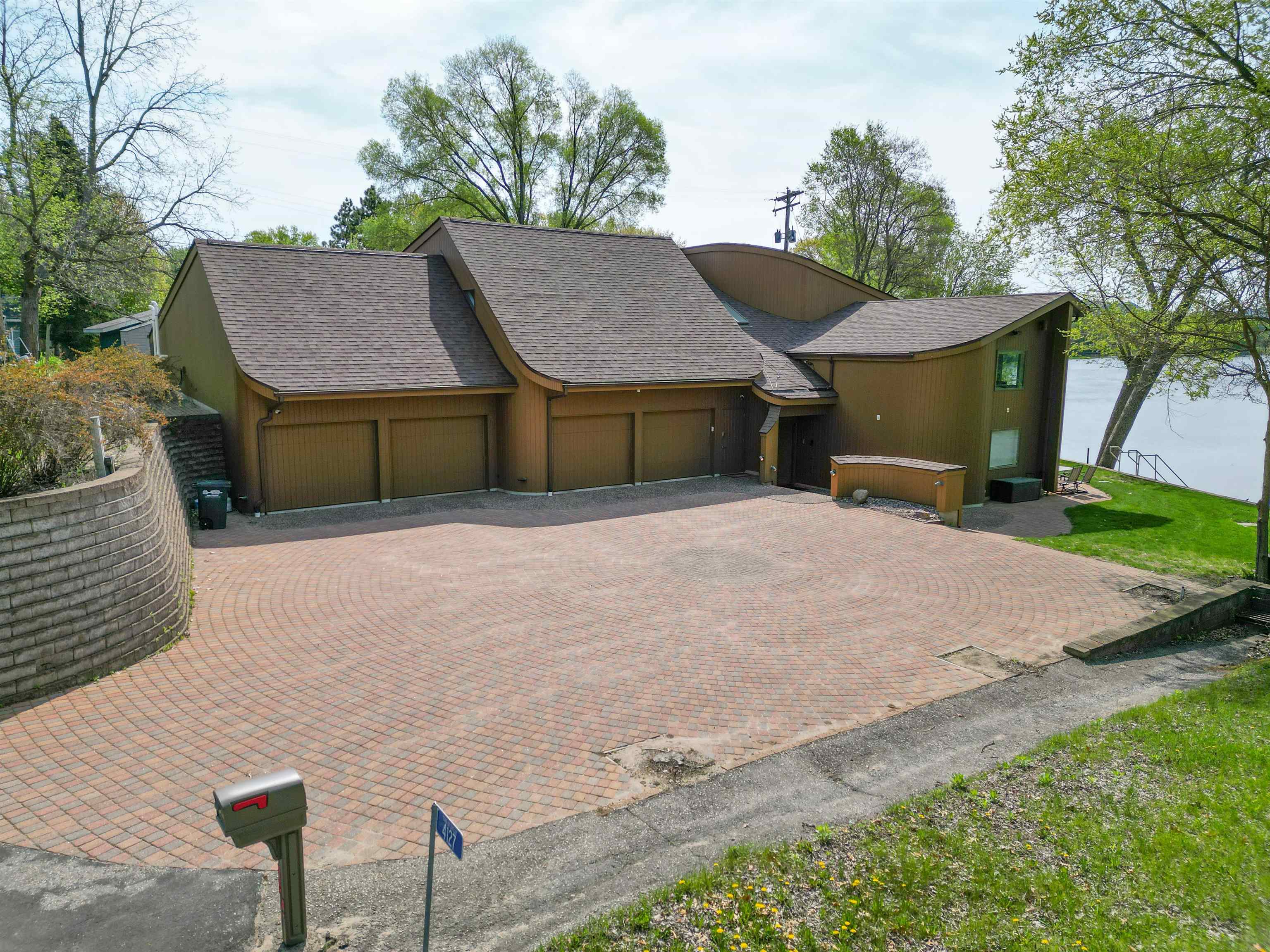 La Crosse, Wisconsin, 54601, United States, 4 Bedrooms Bedrooms, ,5 BathroomsBathrooms,Residential,For Sale,2049360