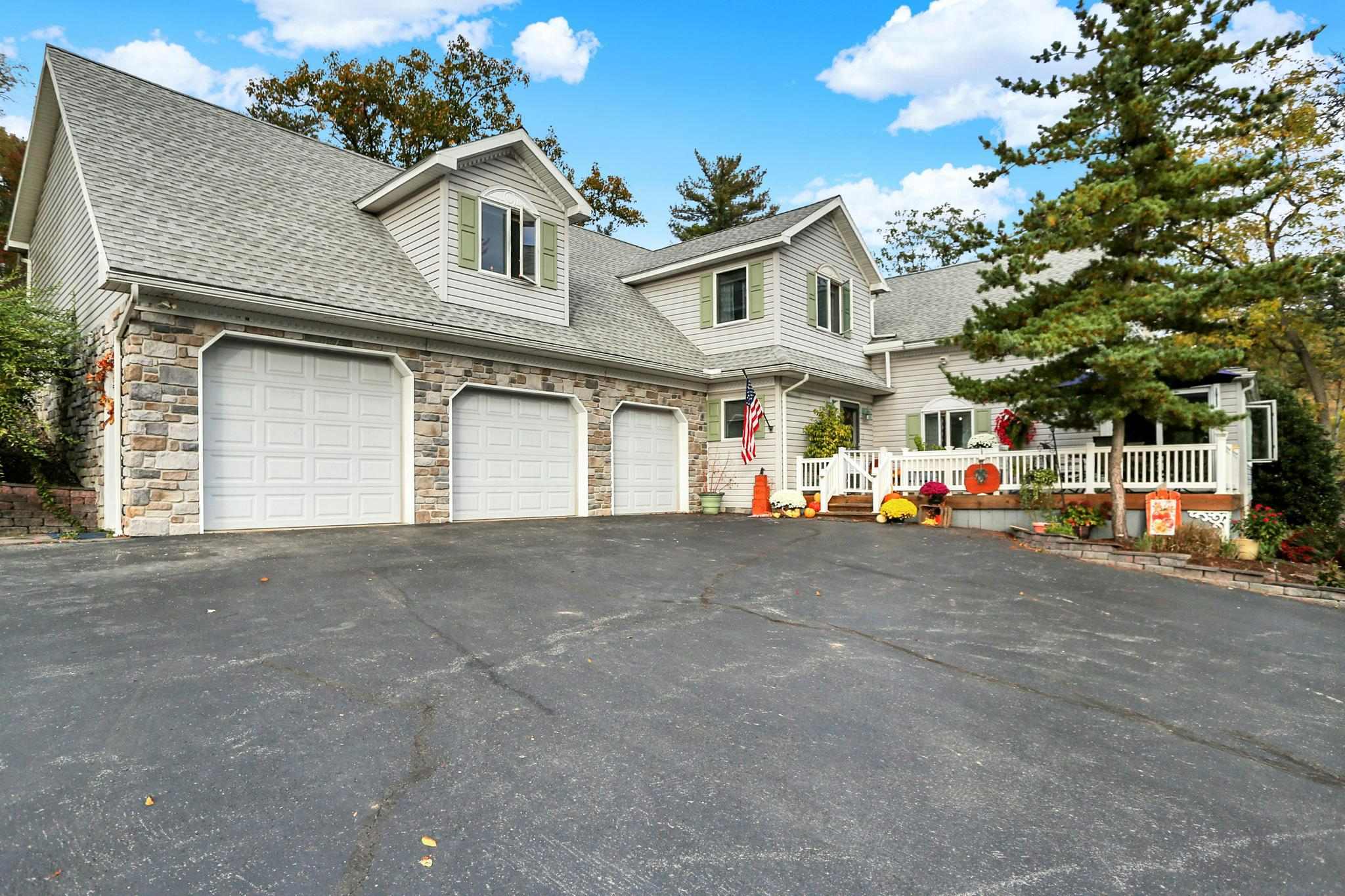 Thompsontown, Pennsylvania, 17094, United States, 4 Bedrooms Bedrooms, ,3 BathroomsBathrooms,Residential,For Sale,1981637