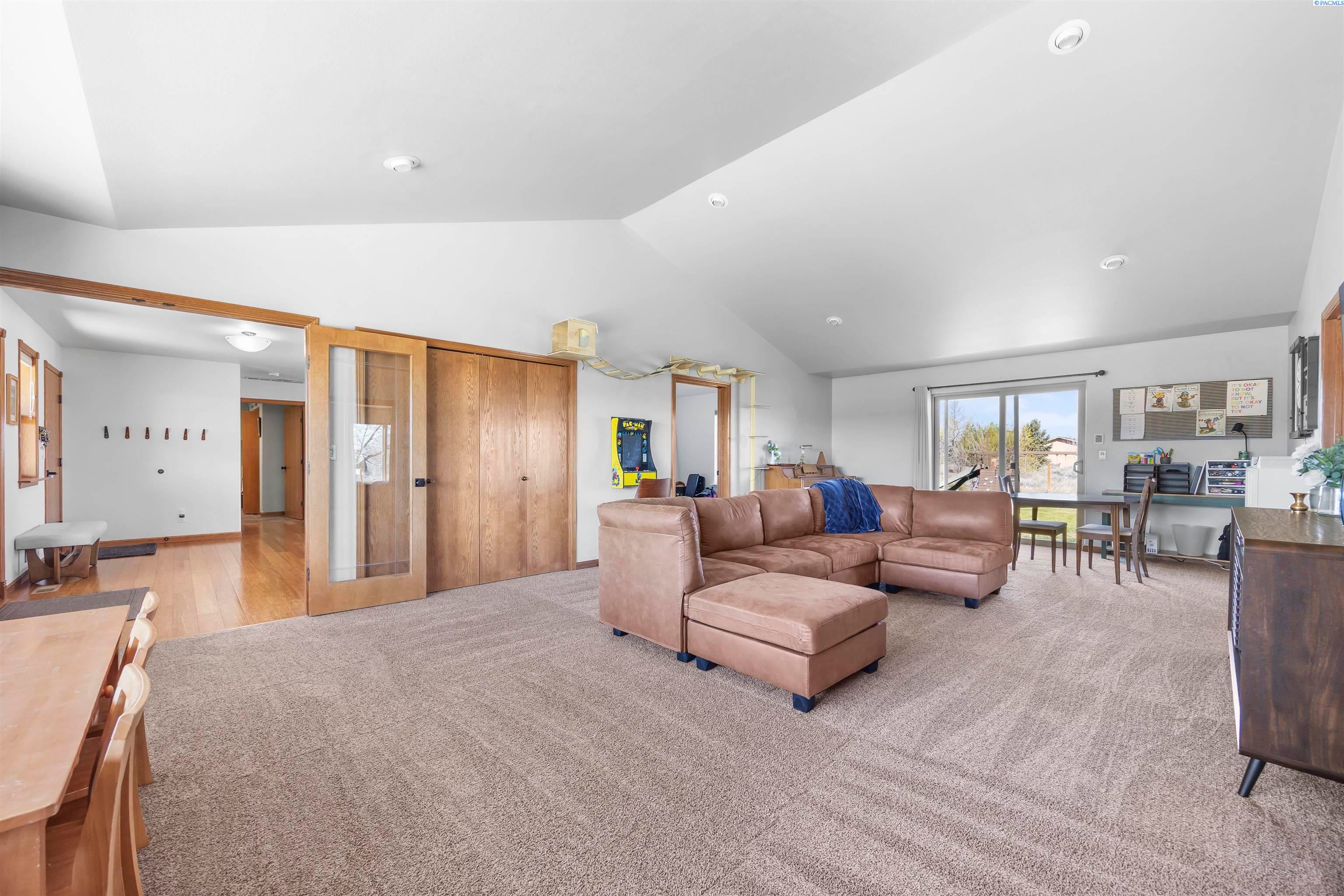 West Richland, Washington, 99353, United States, 4 Bedrooms Bedrooms, ,4 BathroomsBathrooms,Residential,For Sale,2031240