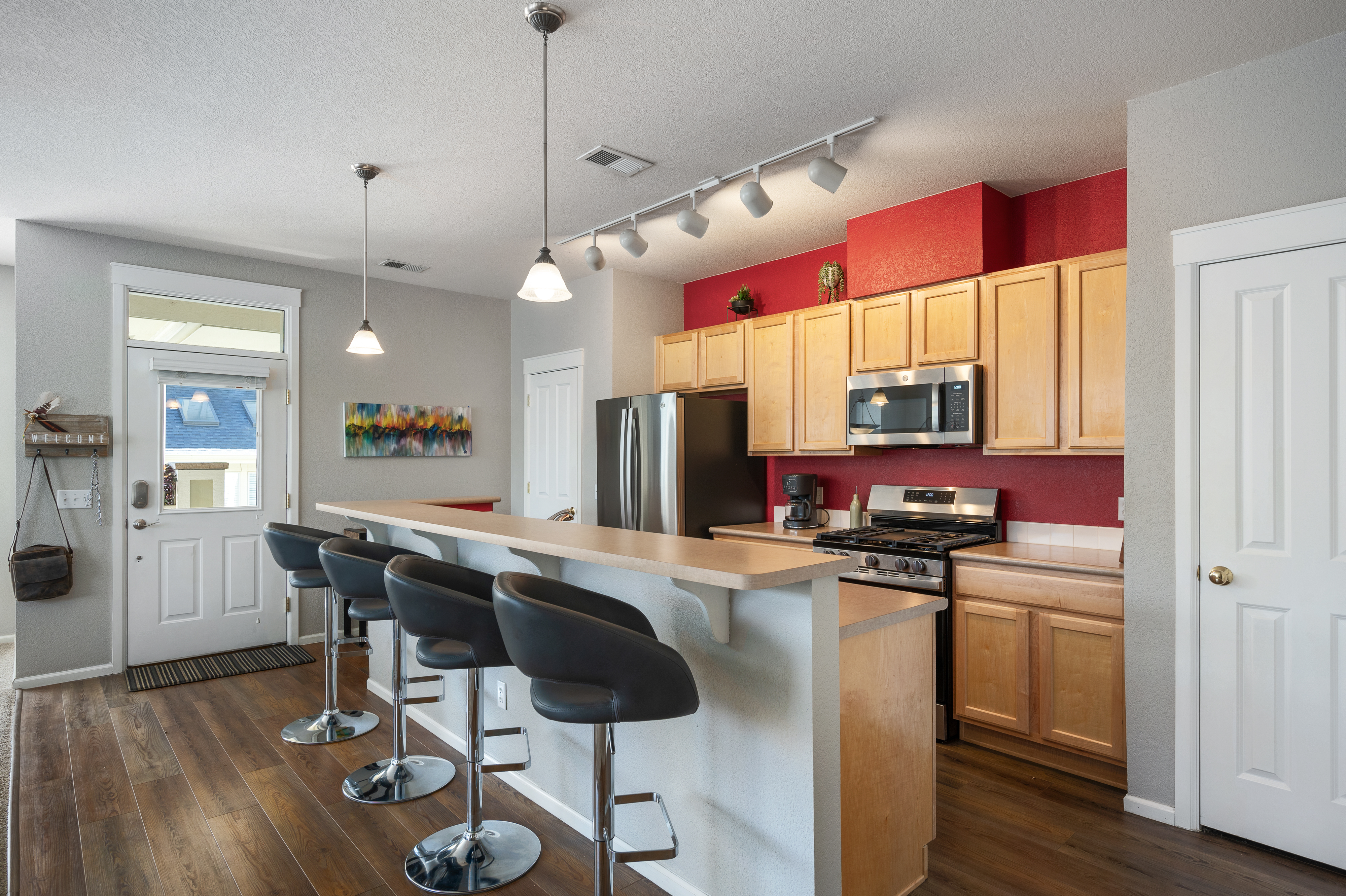  Beautifully Designed 2nd-floor Condo in Sought-after Community of Edgewater Park - 物件實景