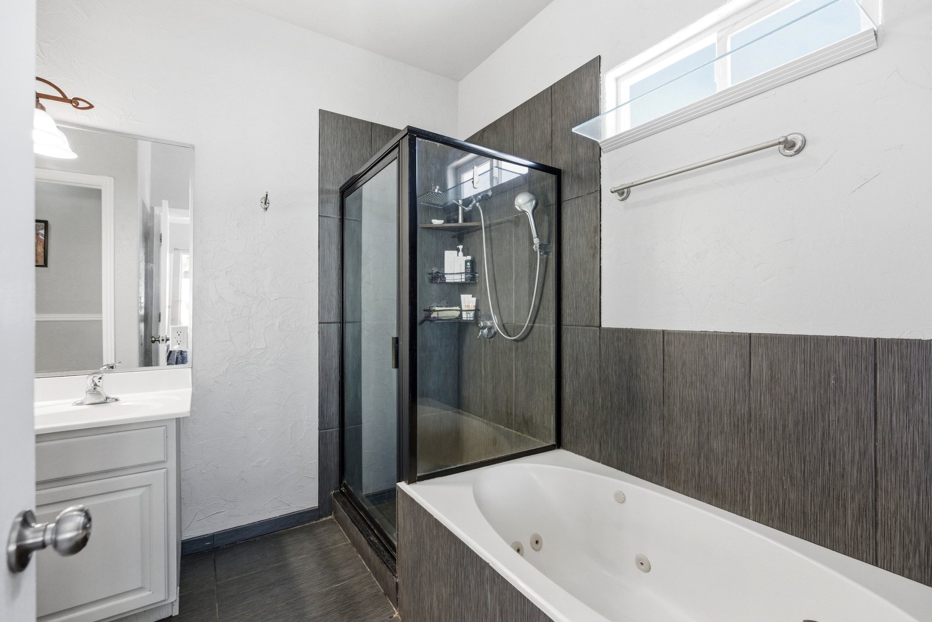  Stunning Home Conveniently Located Near Shopping and Outdoor Activities - 物件實景