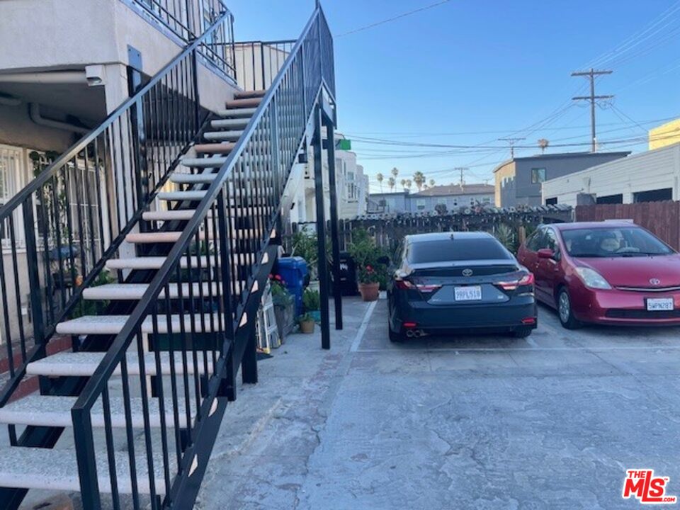 Los Angeles, California, 90019, United States, 8 Bedrooms Bedrooms, ,Residential,For Sale,1848279