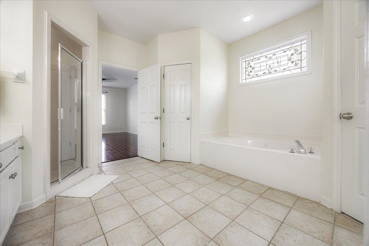 Lakeland, Tennessee, 38002, United States, 5 Bedrooms Bedrooms, ,3 BathroomsBathrooms,Residential,For Sale,1866419