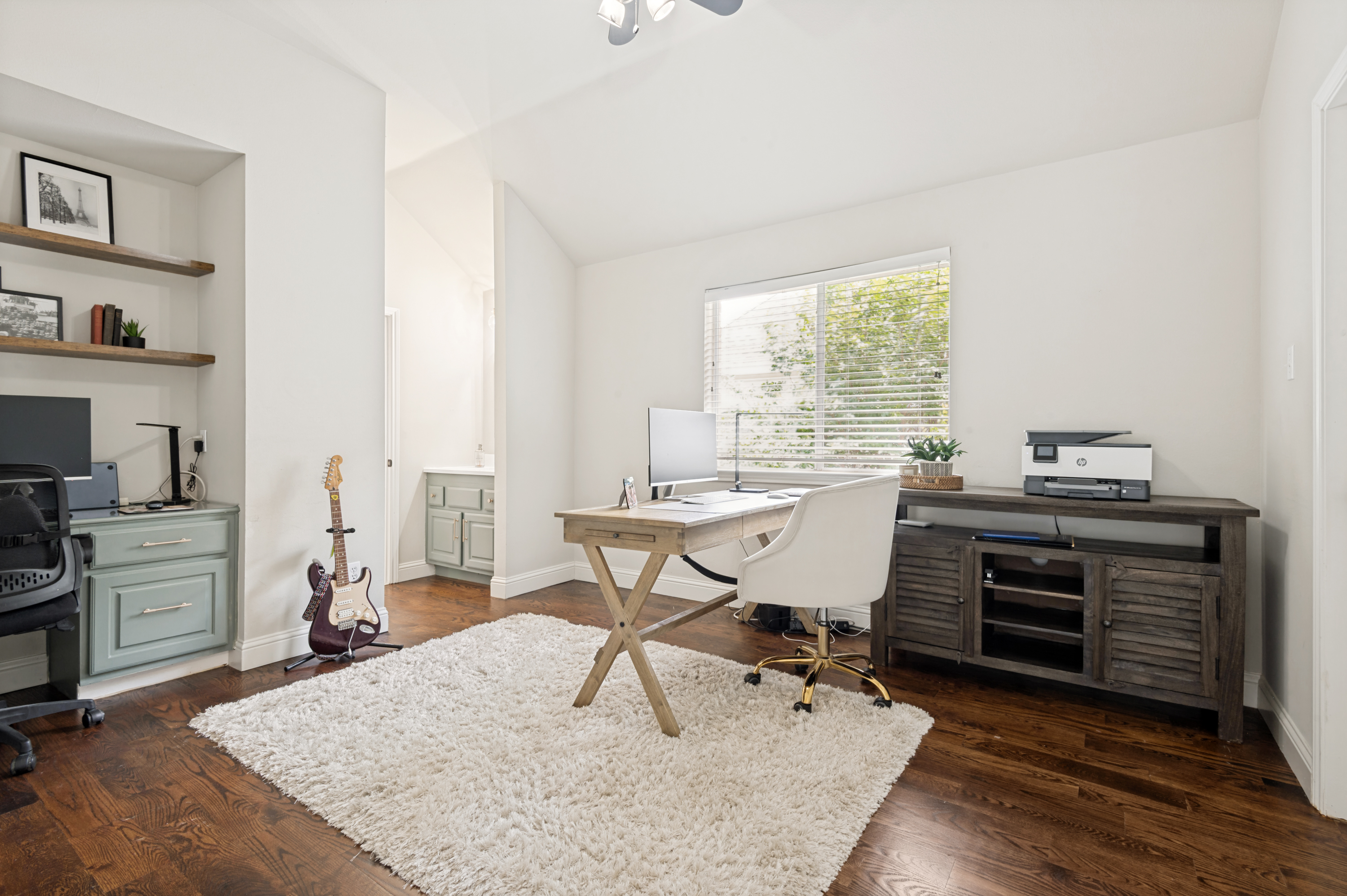  Cleverly Curated on a Spectacularly Cool Corner Lot - 物件實景