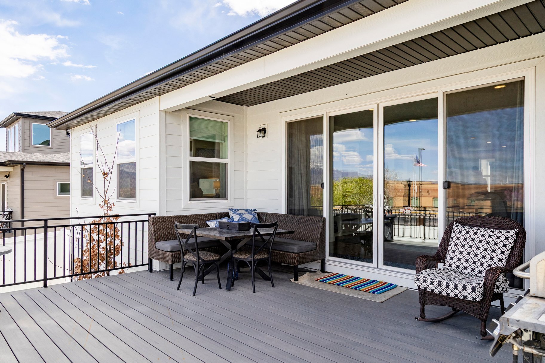  Spacious rambler with ADU. Open design and backyard made for living. - 物件實景
