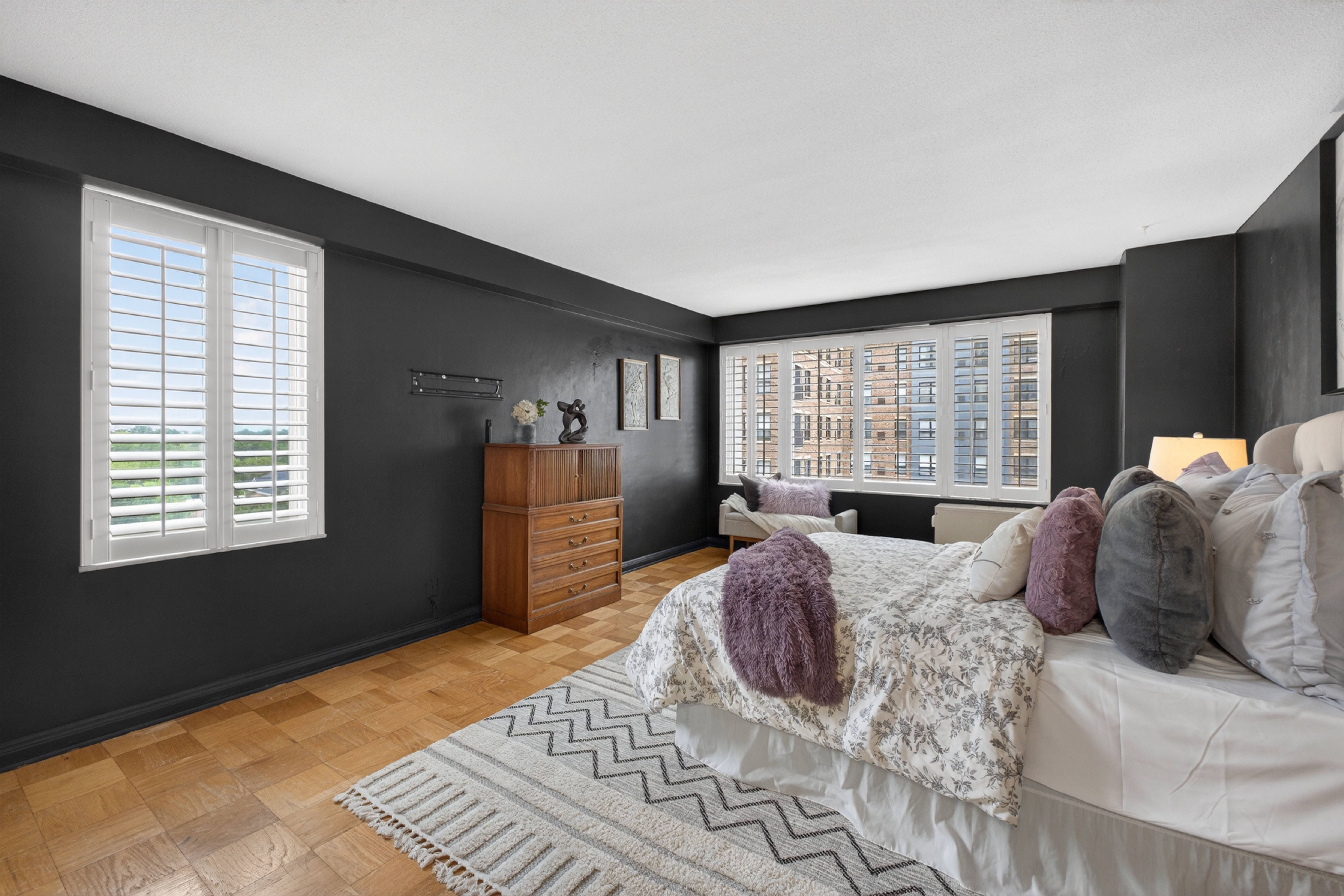  Enter a Light-Filled Corner Unit with Stunning Eastern and Southern Views - 物件實景