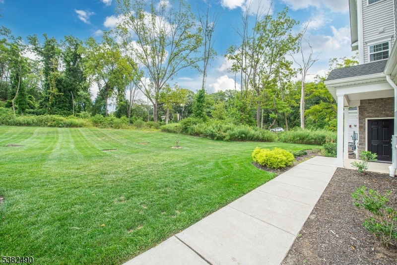 Morris Plains Boro, New Jersey, 07950, United States, 2 Bedrooms Bedrooms, ,3 BathroomsBathrooms,Residential,For Sale,1939204