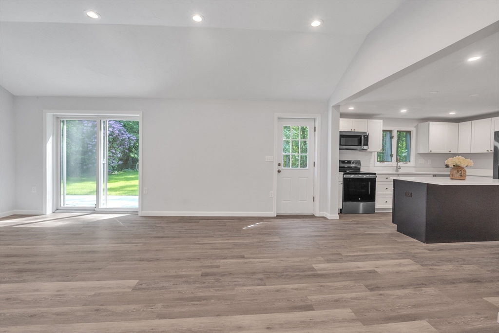 North Attleboro, Massachusetts, 02760, United States, 3 Bedrooms Bedrooms, ,Residential,For Sale,1872136