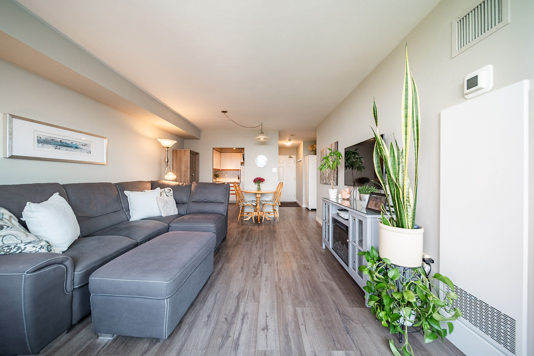  Downtown Burlington Condo - 物件實景