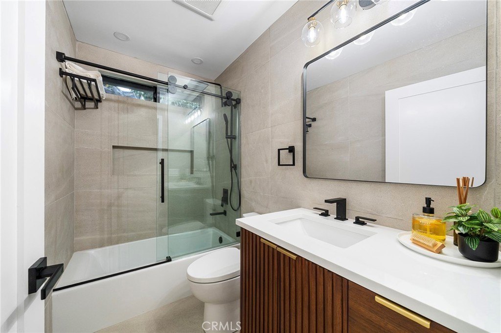 Los Angeles, California, 90031, United States, 5 Bedrooms Bedrooms, ,2 BathroomsBathrooms,Residential,For Sale,2006485