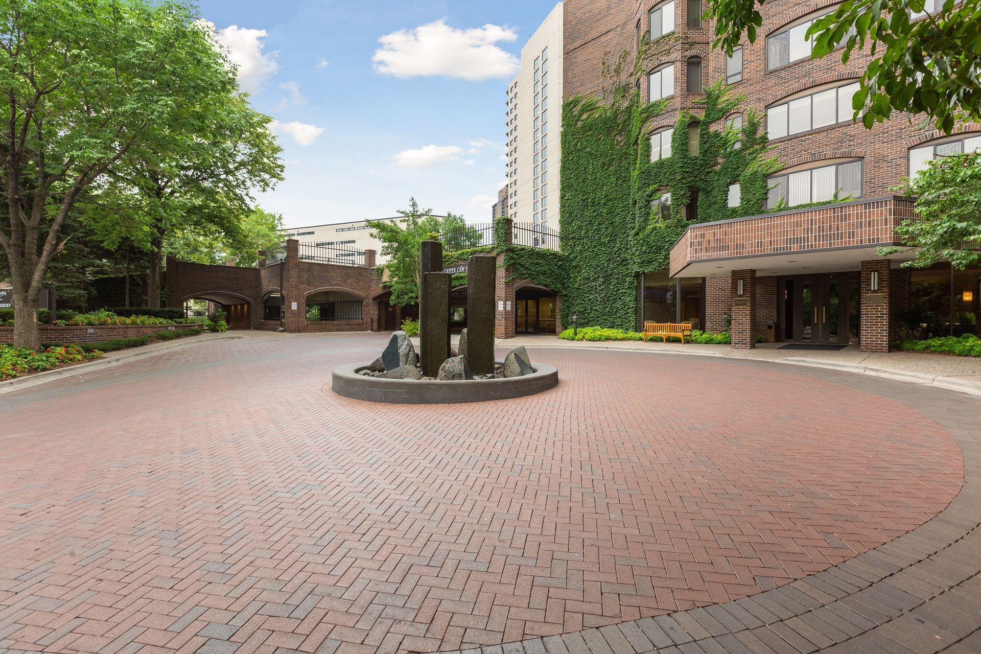 Minneapolis, Minnesota, 55403, United States, 2 Bedrooms Bedrooms, ,1 BathroomBathrooms,Residential,For Sale,1829145