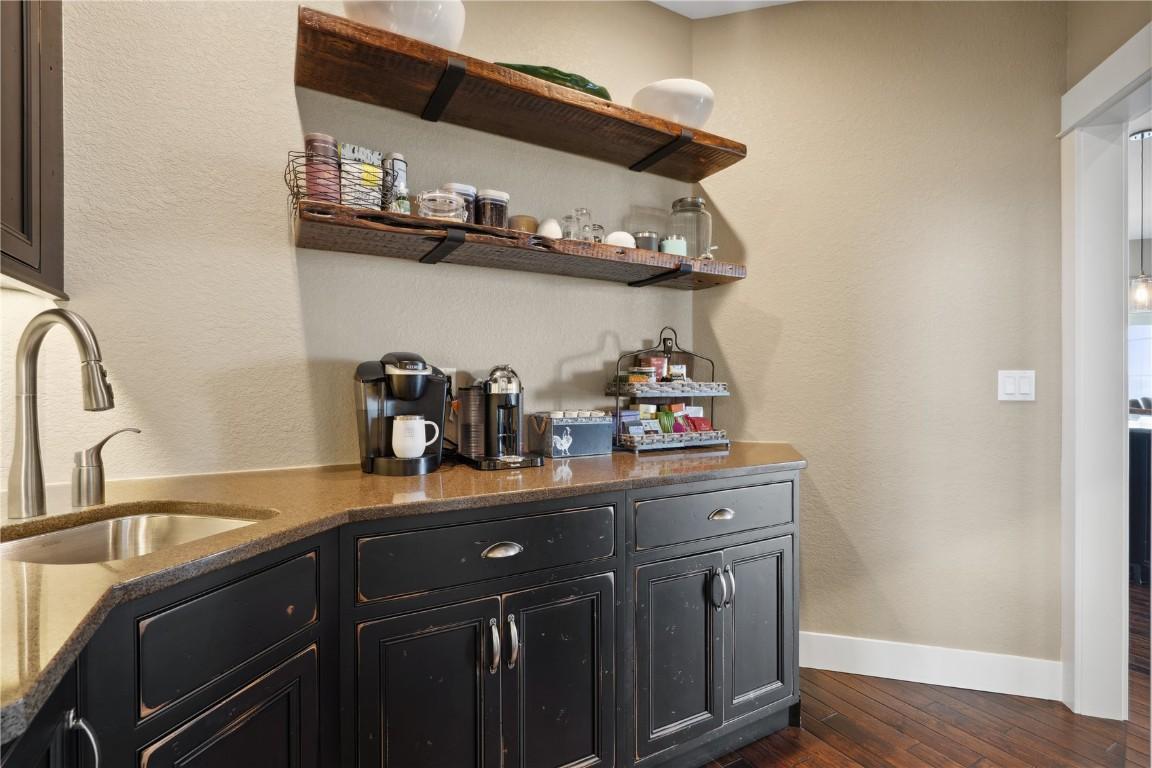 Vinton, Iowa, 52349, United States, 5 Bedrooms Bedrooms, ,6 BathroomsBathrooms,Residential,For Sale,1980405