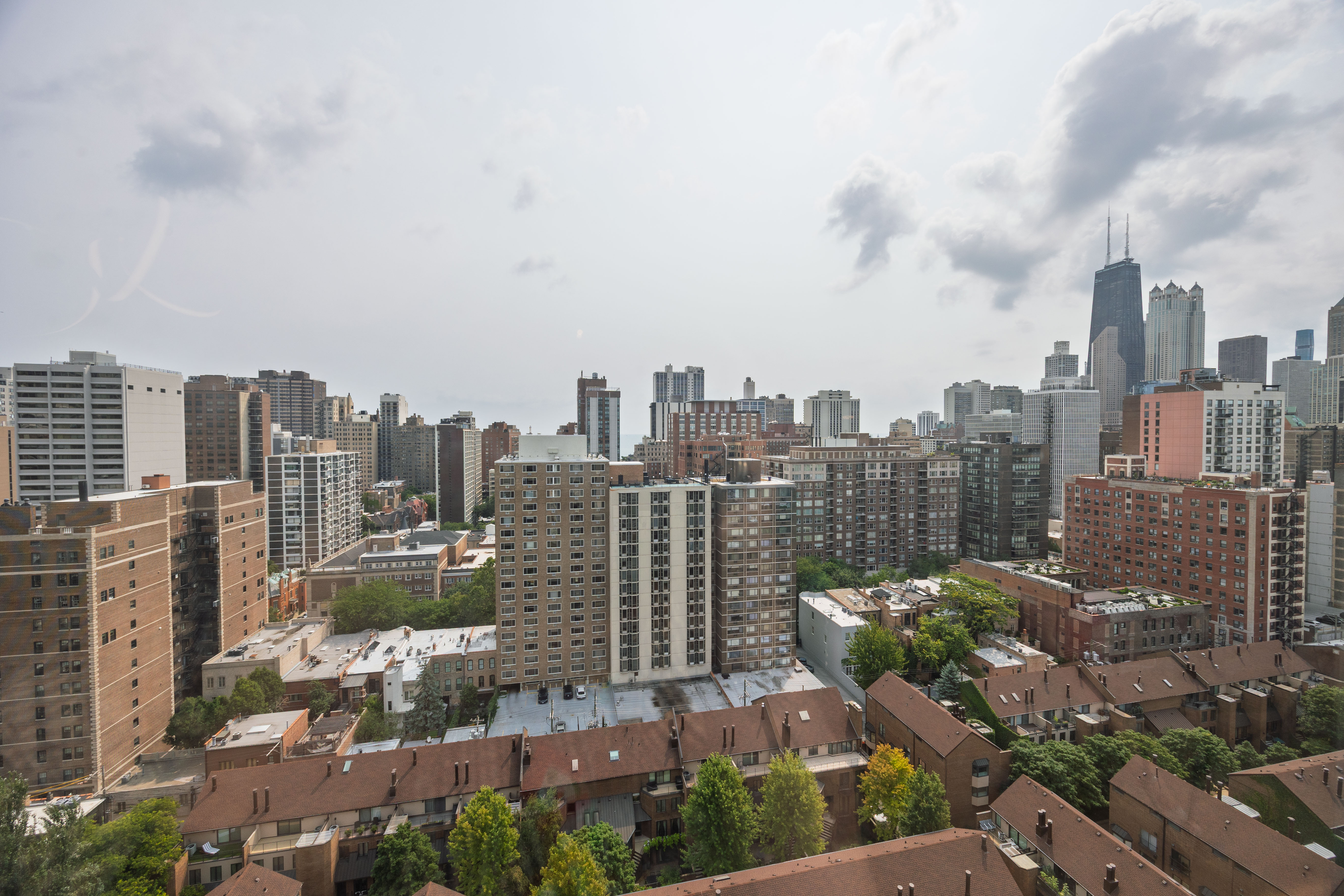  Stunning Eastern Exposure With Fantastic City and Lake Views - 物件實景