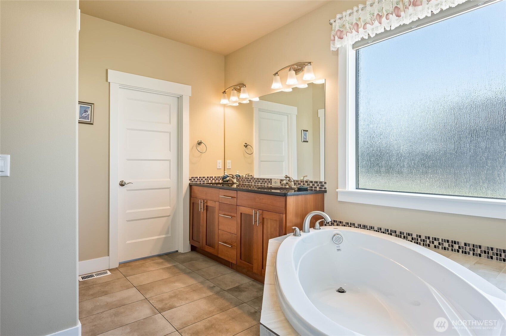 Wenatchee, Washington, 98801, United States, 3 Bedrooms Bedrooms, ,2 BathroomsBathrooms,Residential,For Sale,1892856