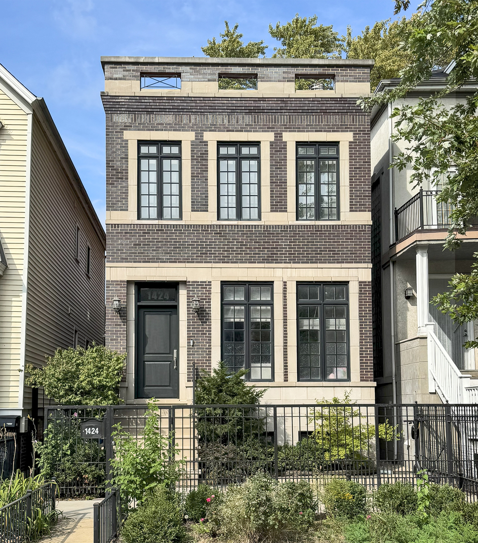 Chicago, Illinois, 60657, United States, 5 Bedrooms Bedrooms, ,4 BathroomsBathrooms,Residential,For Sale,1974505