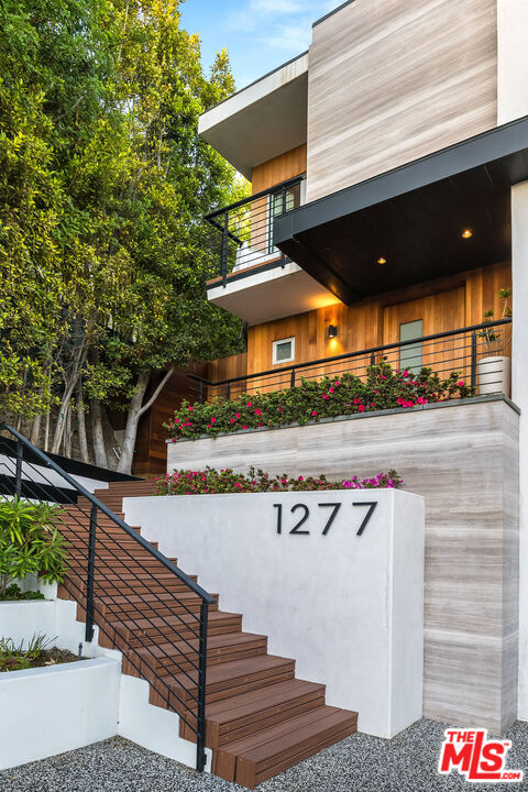 Los Angeles, California, 90069, United States, 4 Bedrooms Bedrooms, ,5 BathroomsBathrooms,Residential,For Sale,1759770