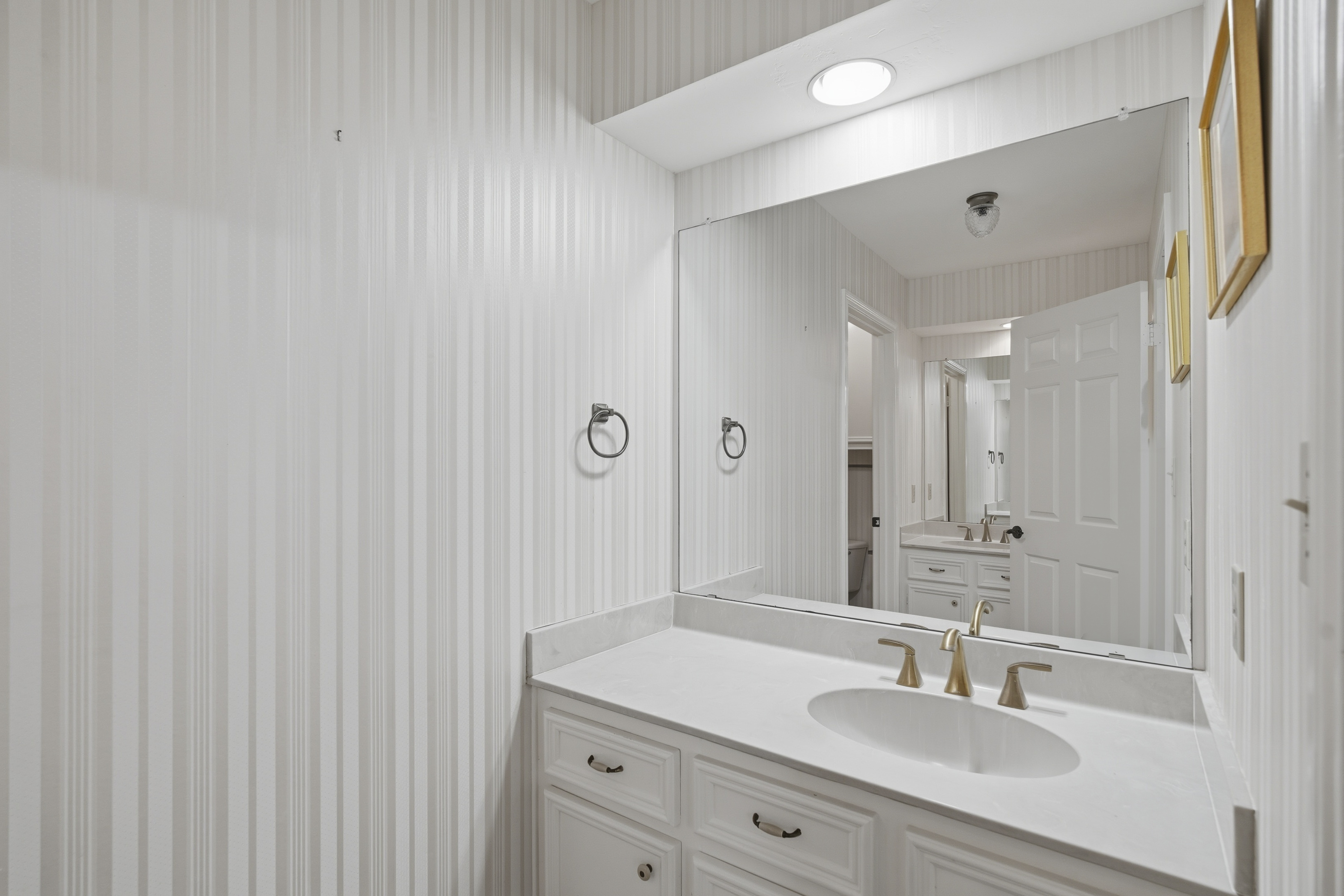  Custom Home with Private Backyard Oasis - 物件實景