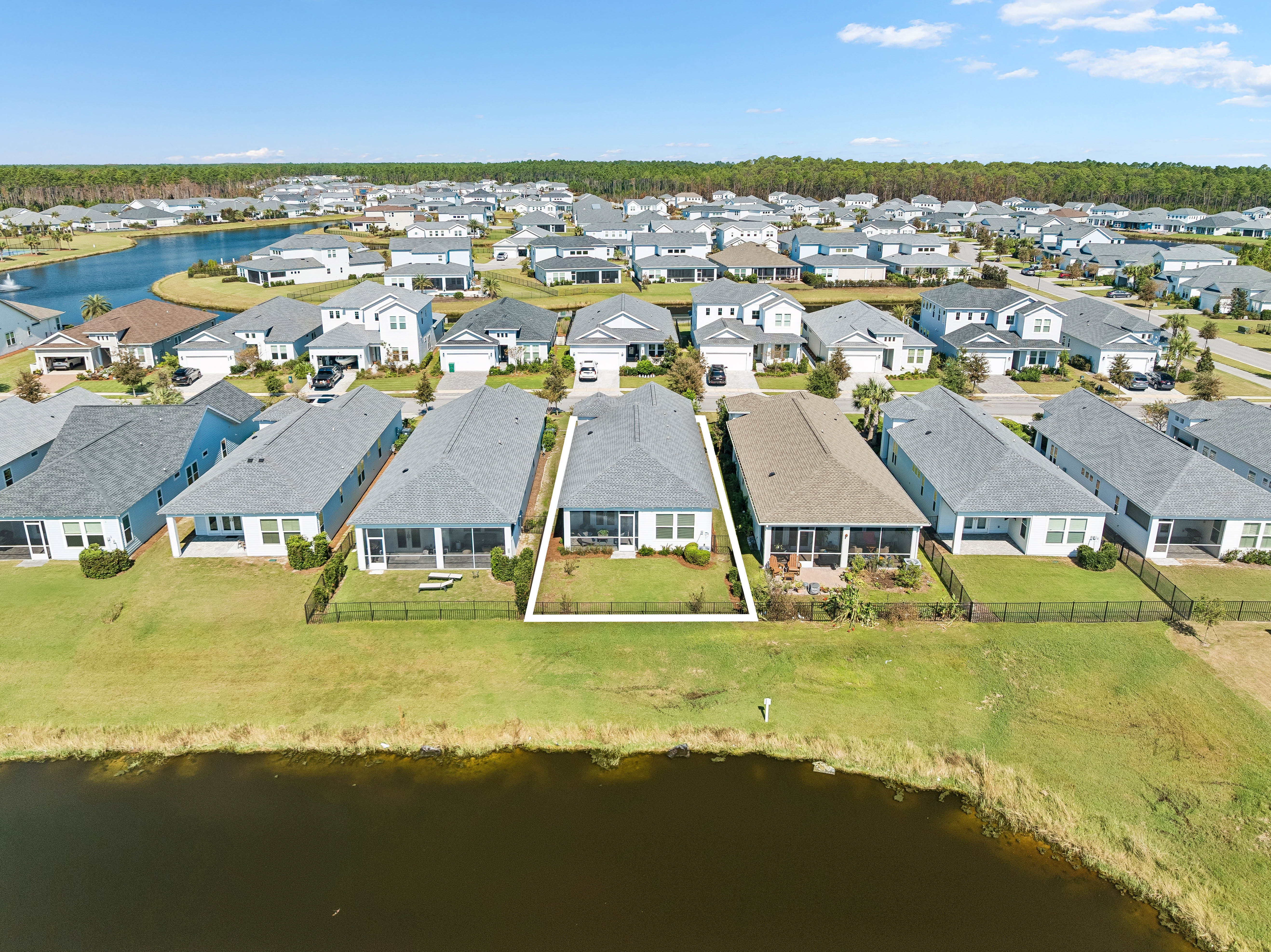  Refined Single-Level Living with Tranquil Pond Views - 物件實景