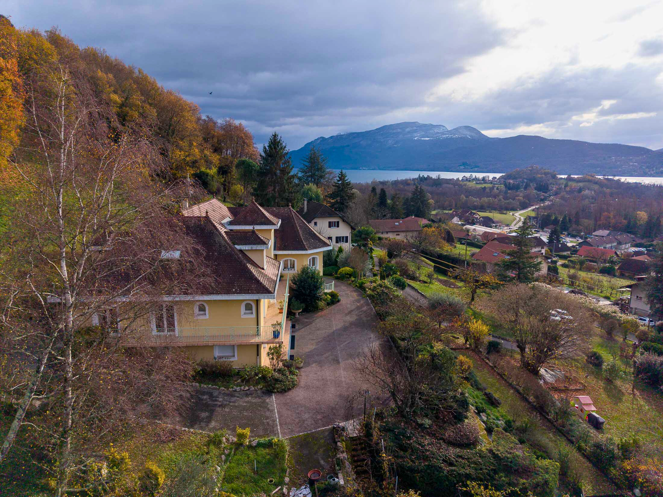  Exceptional Property with Lake and Mountain Views - 物件實景