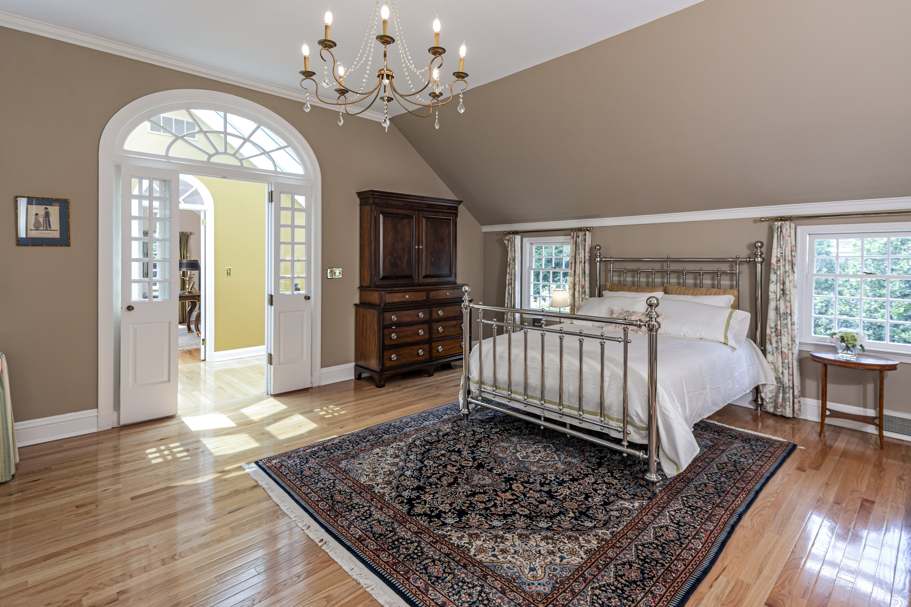  a gated western section home where  european gardens meet storybook style - 物件實景