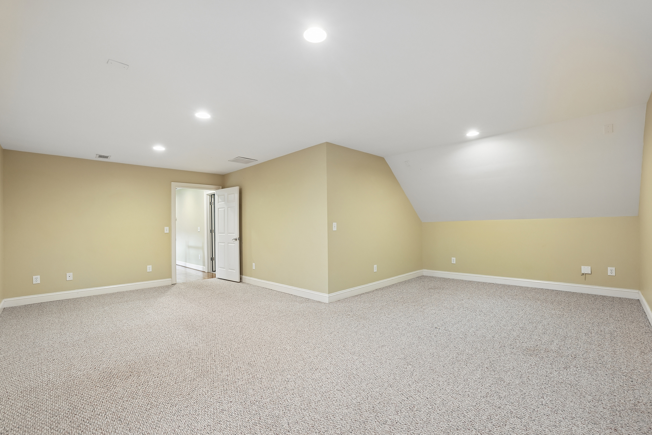  Handsome Updated Home with Amazing Space, Indoors and Out - 物件實景