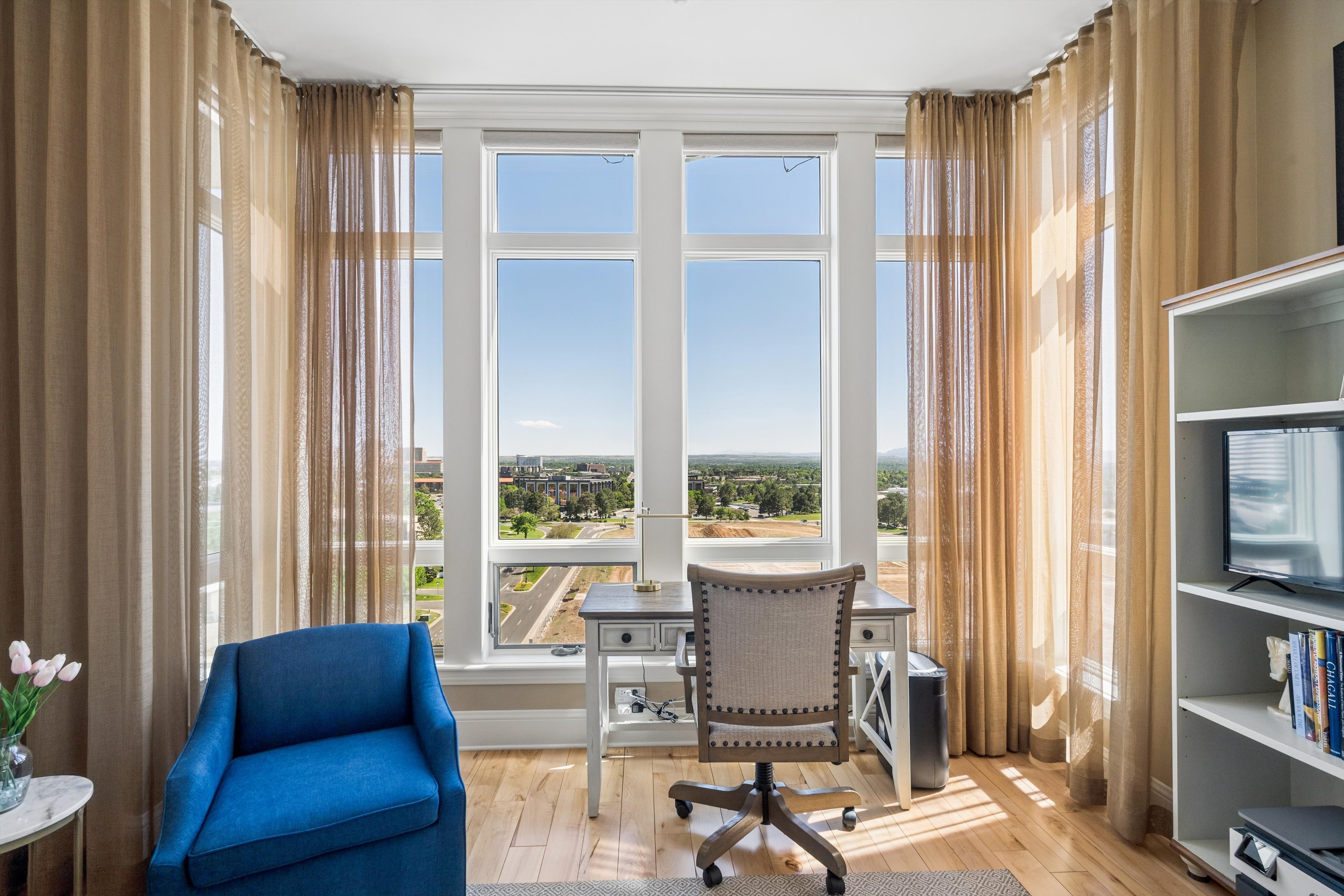  Fantastic 2 Bed/2 Bath End Unit Offering Panoramic Views - 物件實景