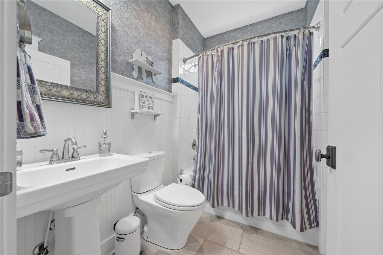 Franklin, Kentucky, 42134, United States, 6 Bedrooms Bedrooms, ,3 BathroomsBathrooms,Residential,For Sale,2002966