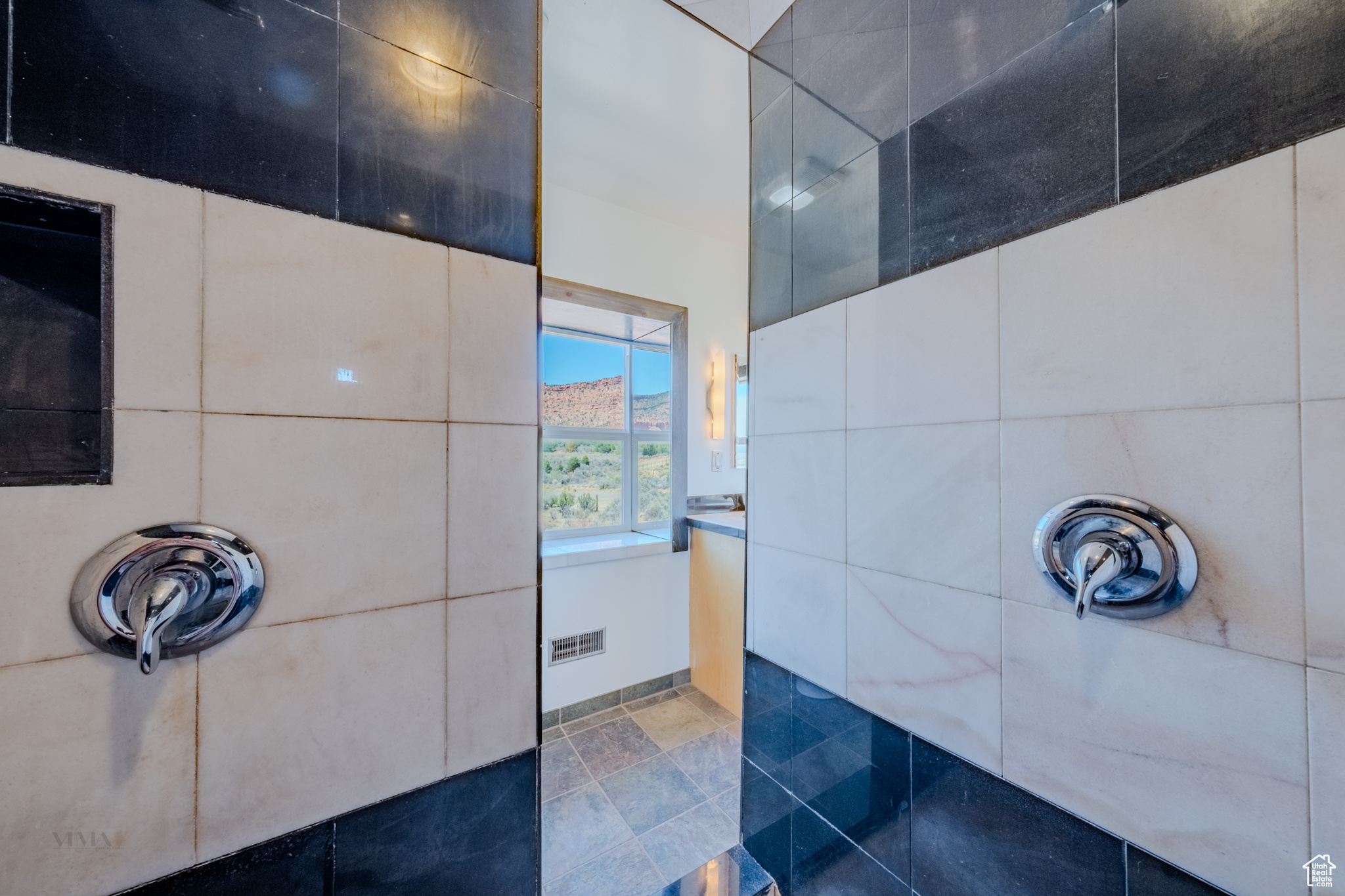 Kanab, Utah, 84741, United States, 4 Bedrooms Bedrooms, ,3 BathroomsBathrooms,Residential,For Sale,1908658