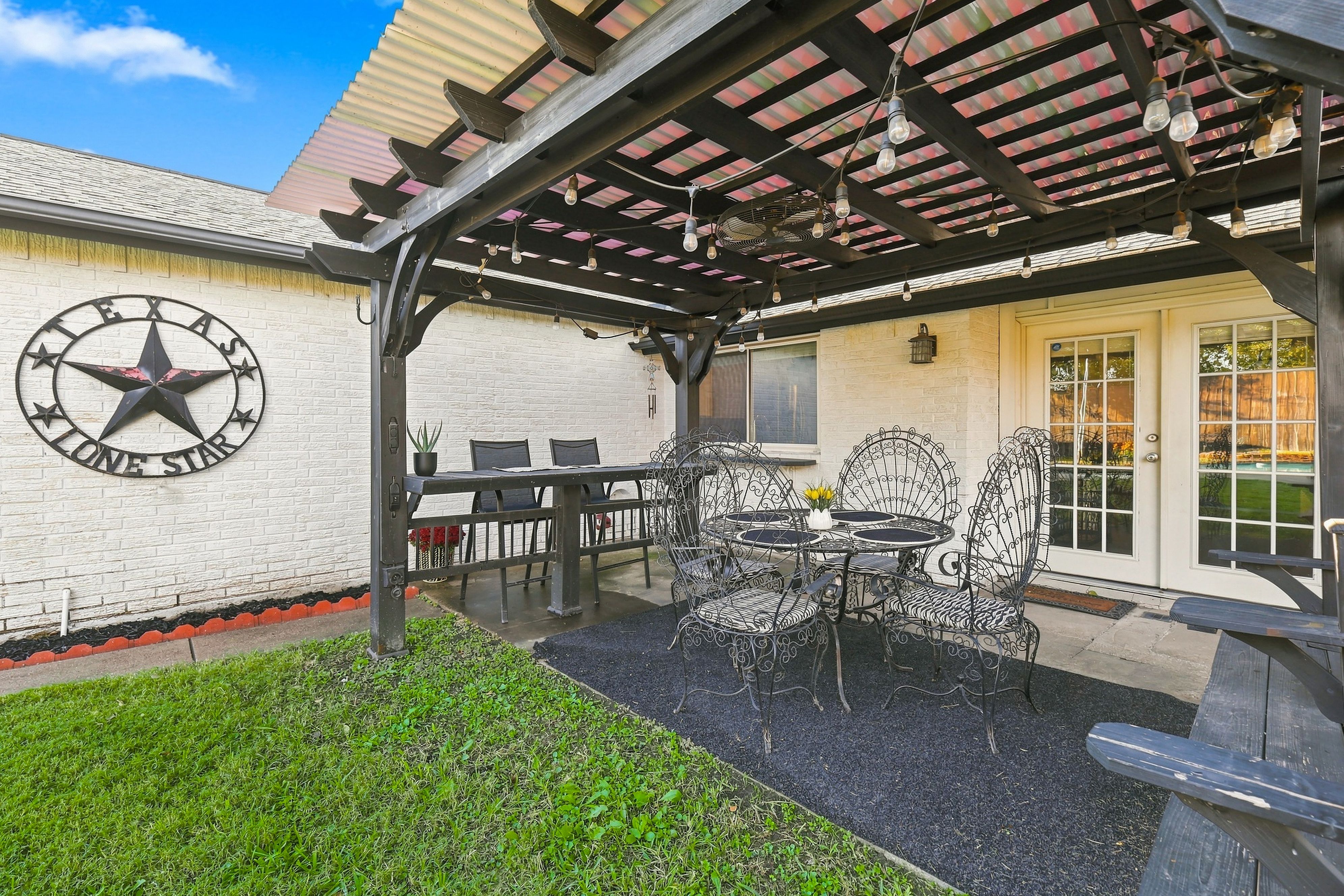  Established Neighborhood Charm. Private Poolside Retreat. - 物件實景