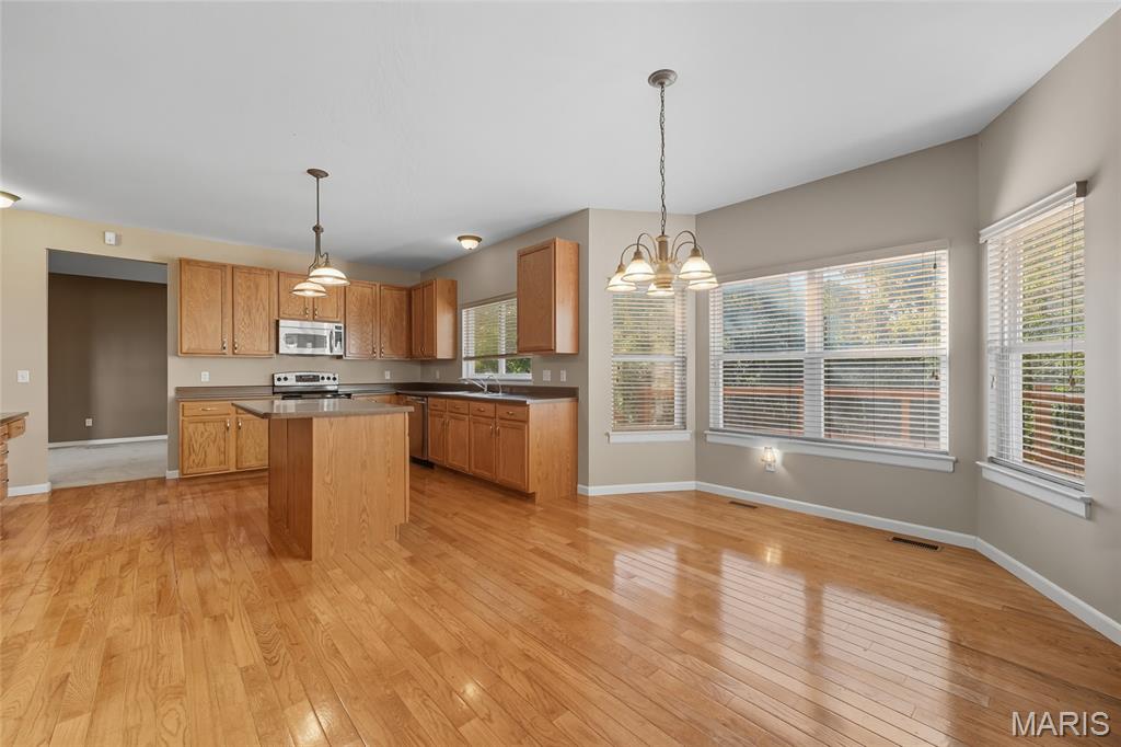 Eureka, Missouri, 63025, United States, 4 Bedrooms Bedrooms, ,3 BathroomsBathrooms,Residential,For Sale,1955087